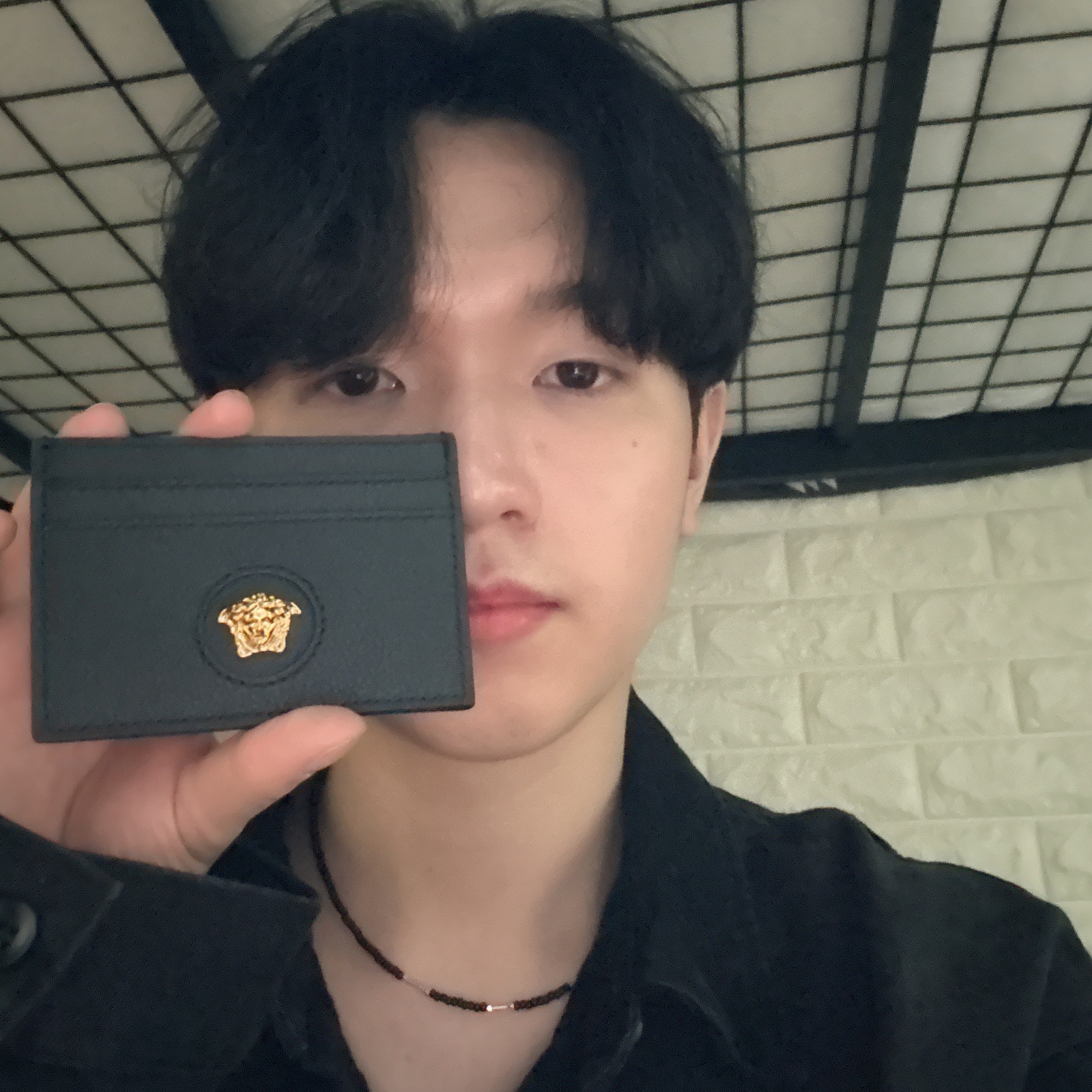 Versace La Medusa Card Case Black 착용 스타일