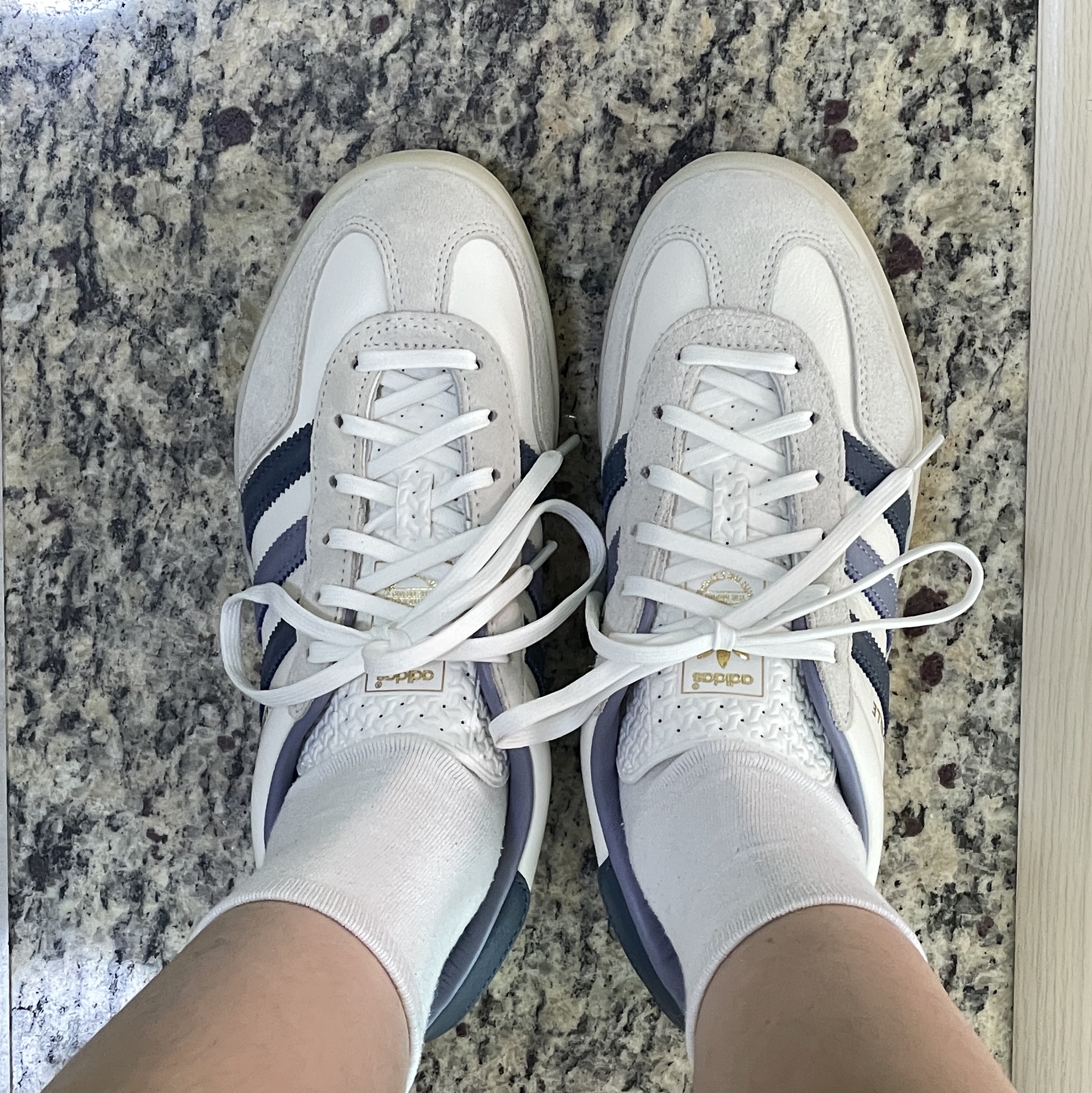 Adidas Gazelle Indoor Core White Preloved Ink 착용 스타일