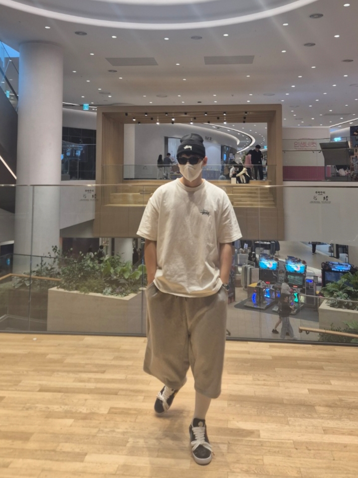 나이키 x 피스마이너스원 에어포스 1 로우 파라노이즈 3.0 블랙 앤 멀티컬러, 스투시 베이직 스투시 티셔츠 화이트 착용 스타일 - 2