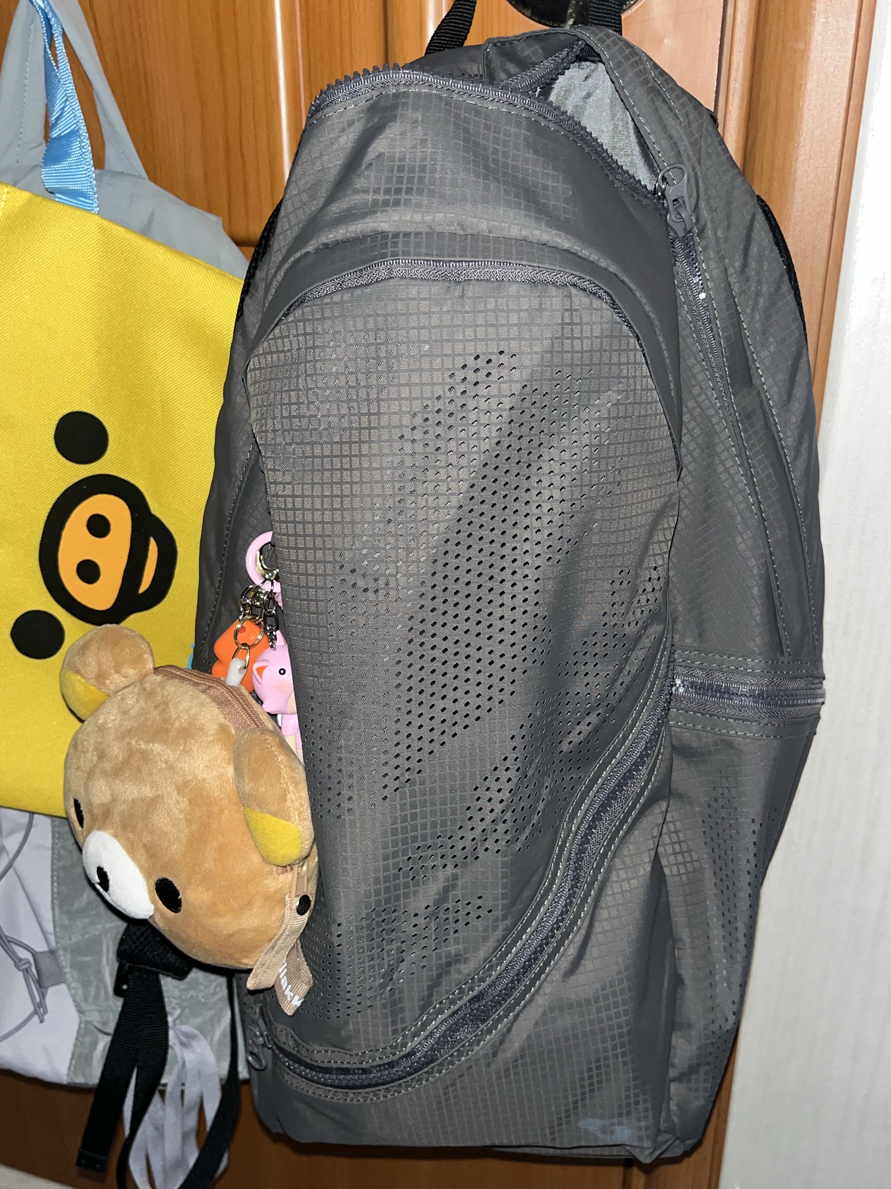 Sansan Gear Laser Dot Backpack Charcoal 착용 스타일 - 1