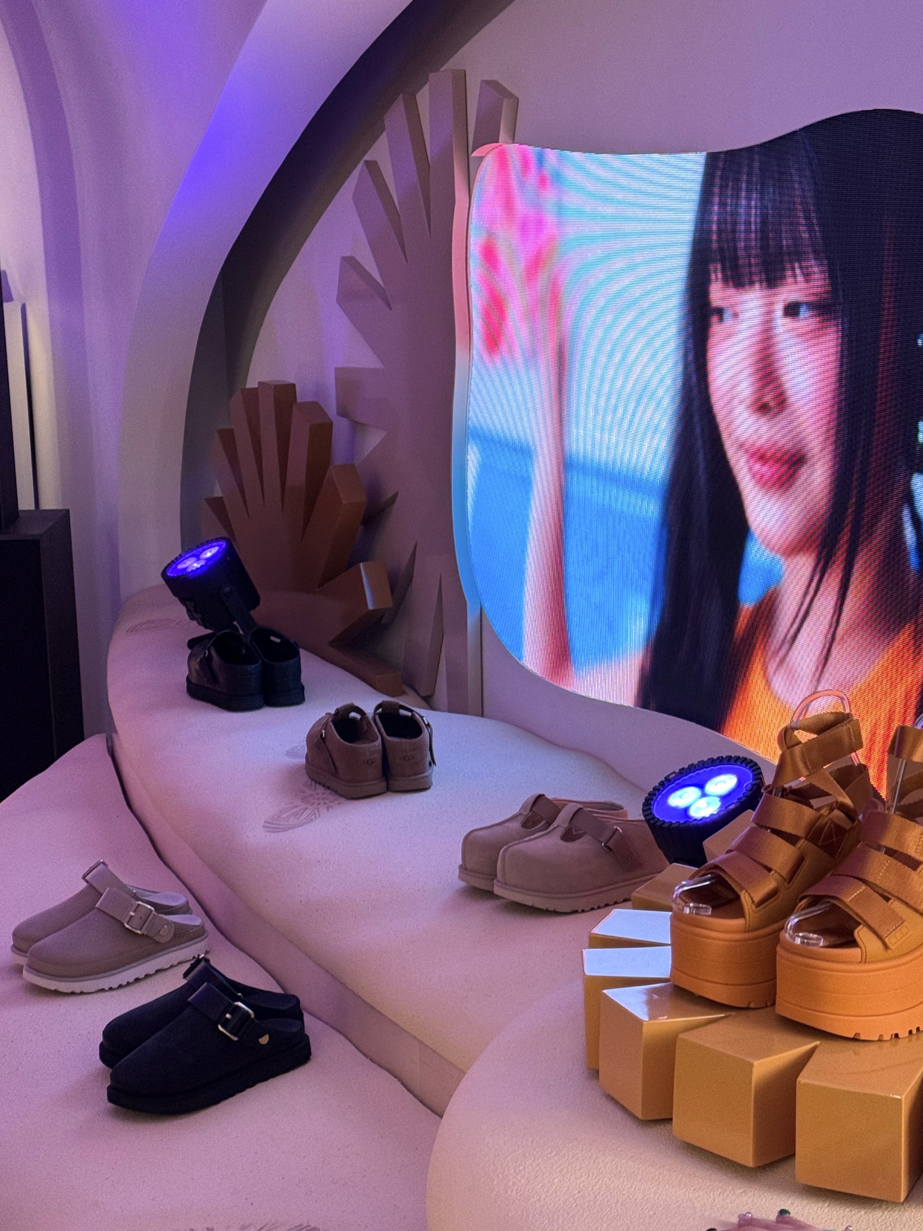 (W) UGG GoldenRise Sandal Black, (W) UGG GoldenRise Sandal Mustard Seed 착용 스타일 - 7