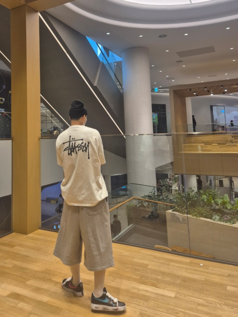나이키 x 피스마이너스원 에어포스 1 로우 파라노이즈 3.0 블랙 앤 멀티컬러, 스투시 베이직 스투시 티셔츠 화이트 착용 스타일 - 1
