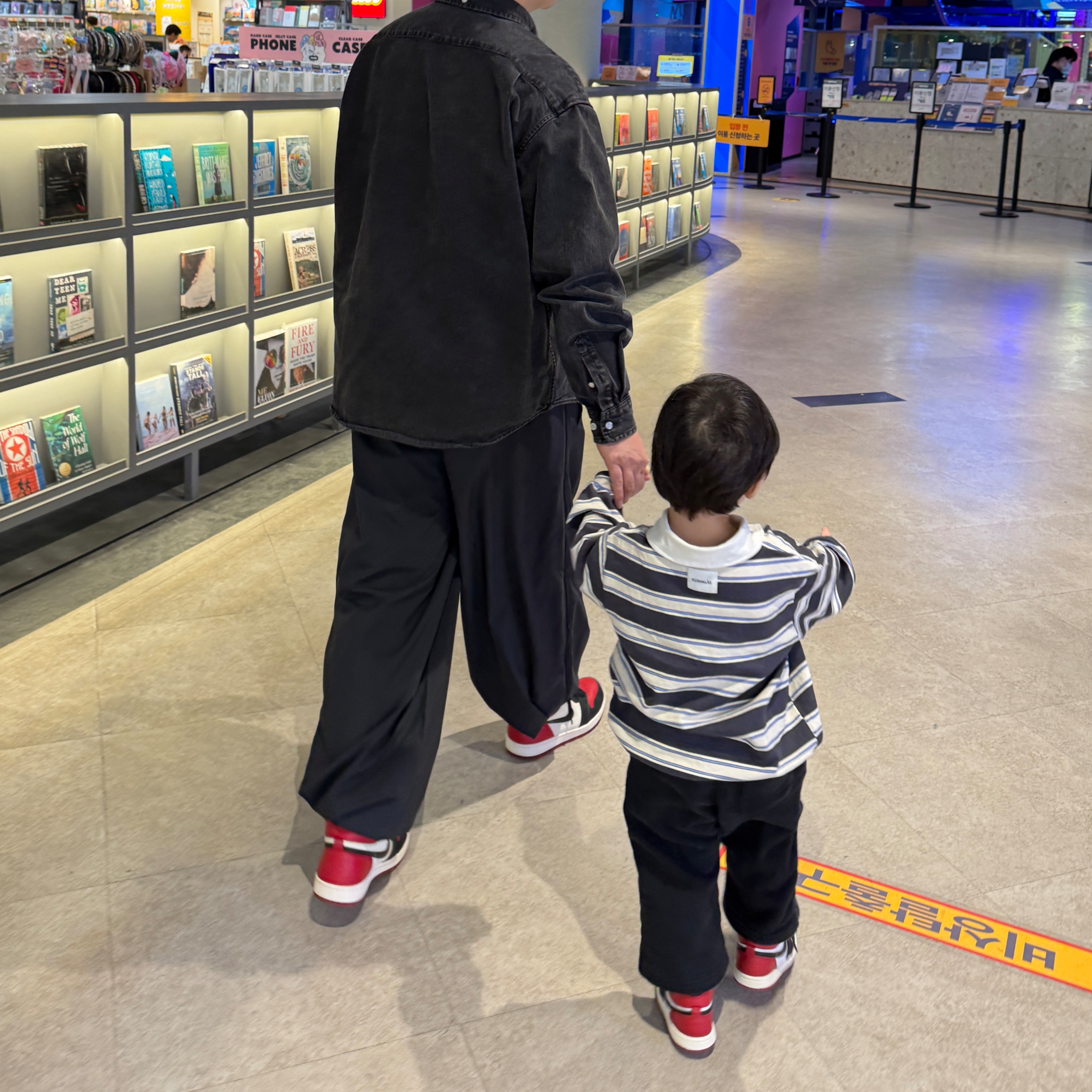 (TD) Jordan 1 Retro High OG Black Toe, (W) Adidas Adilenium Season 3 Zip Track Joggers Black - KR Sizing 착용 스타일