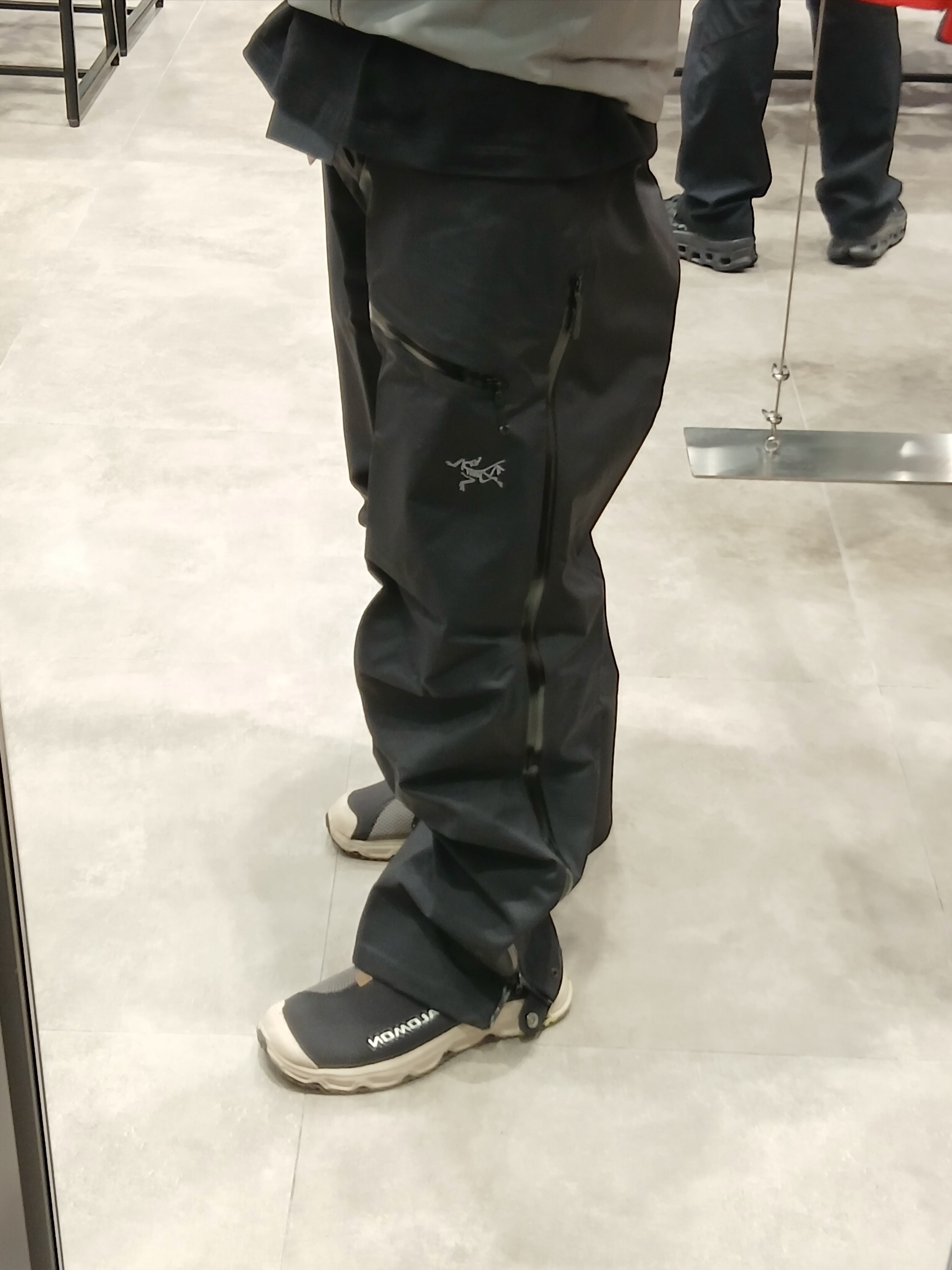 Arc'teryx Beta AR Jacket Solitude Void, Salomon RX Slide 3.0 Black Plum Kitten 착용 스타일 - 4