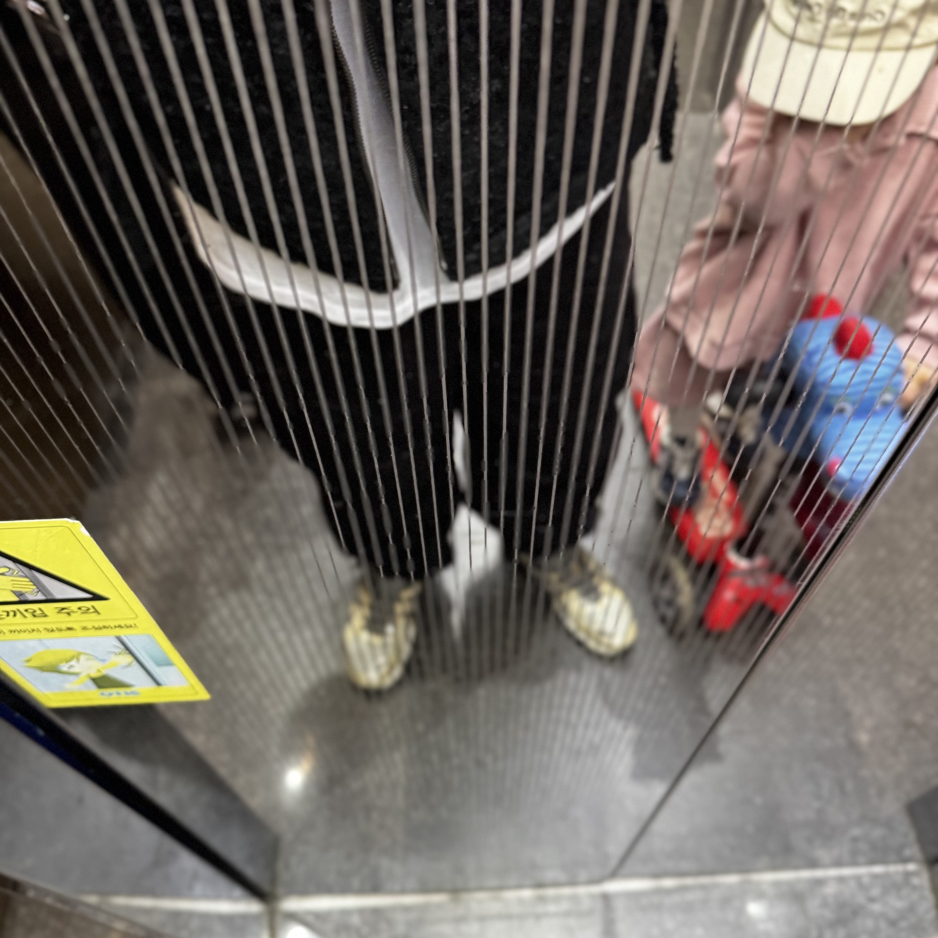 아식스 젤 퀀텀 키네틱 샌드 블랙, 조던 1 레트로 로우 OG 블랙 앤 다크 파우더 블루 착용 스타일 - 1