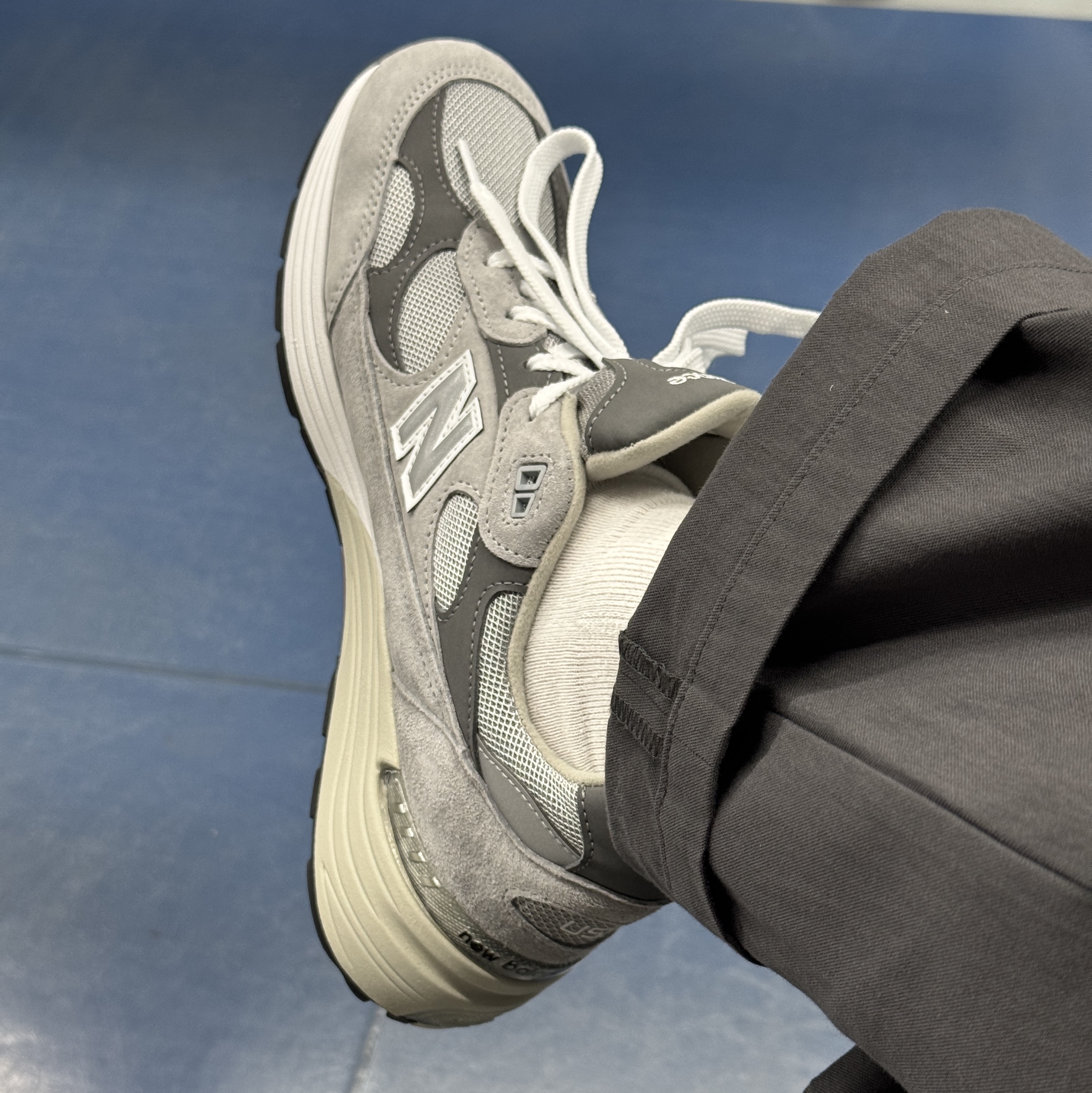 New Balance 992 Made in USA Core Grey Silver Metallic 착용 스타일 - 2