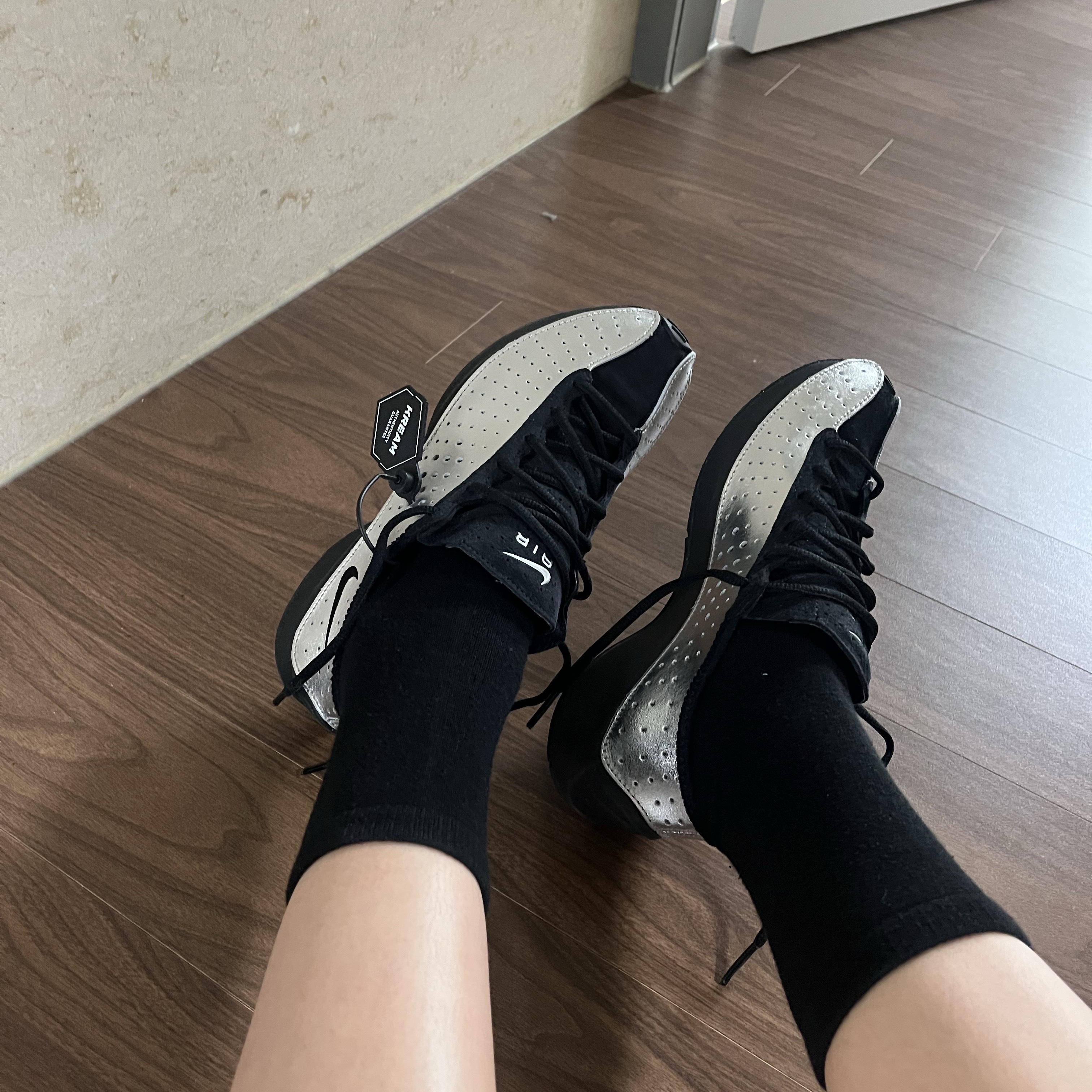 (W) 나이키 에어 슈퍼플라이 메탈릭 실버 앤 블랙 착용 스타일
