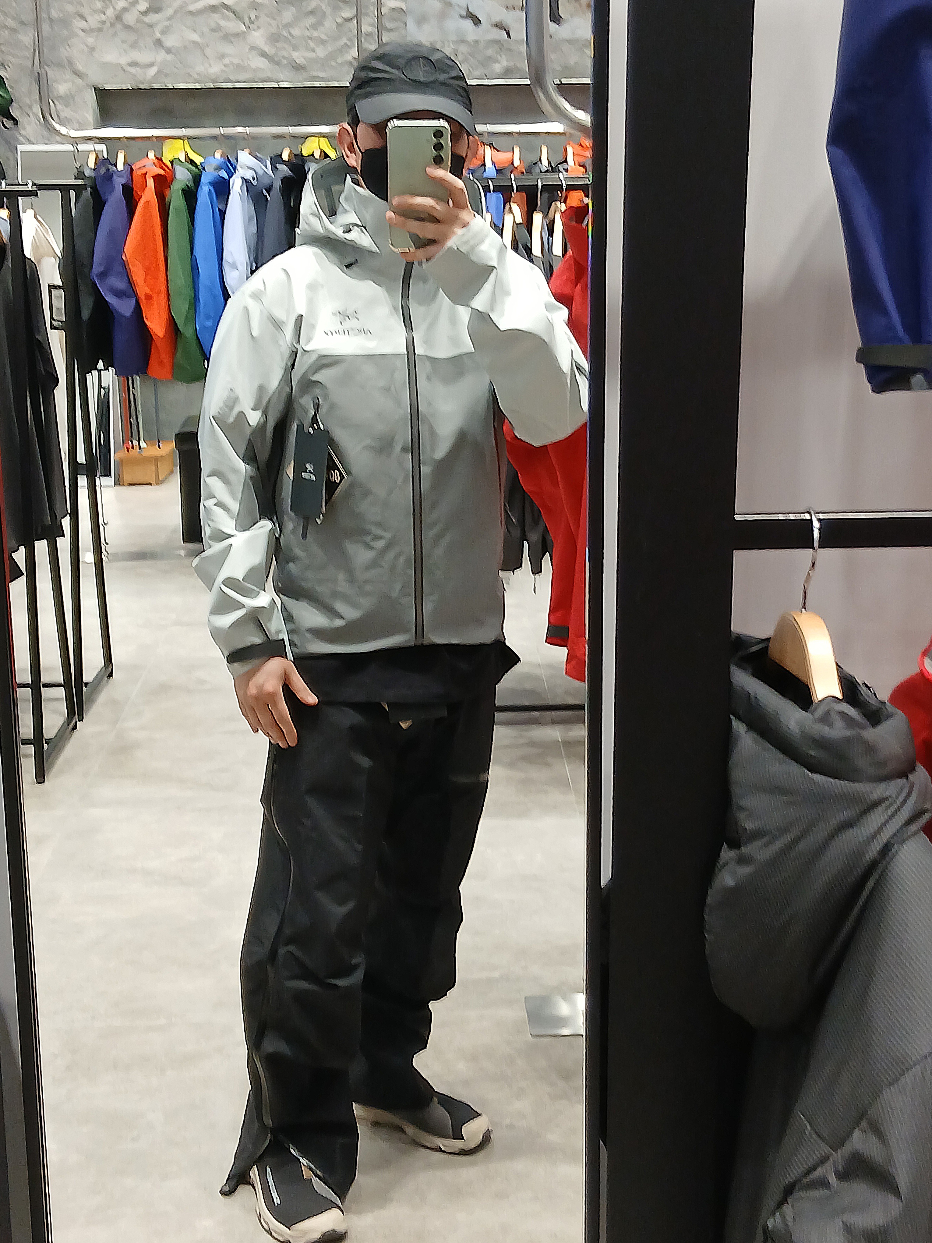 Arc'teryx Beta AR Jacket Solitude Void, Salomon RX Slide 3.0 Black Plum Kitten 착용 스타일 - 7