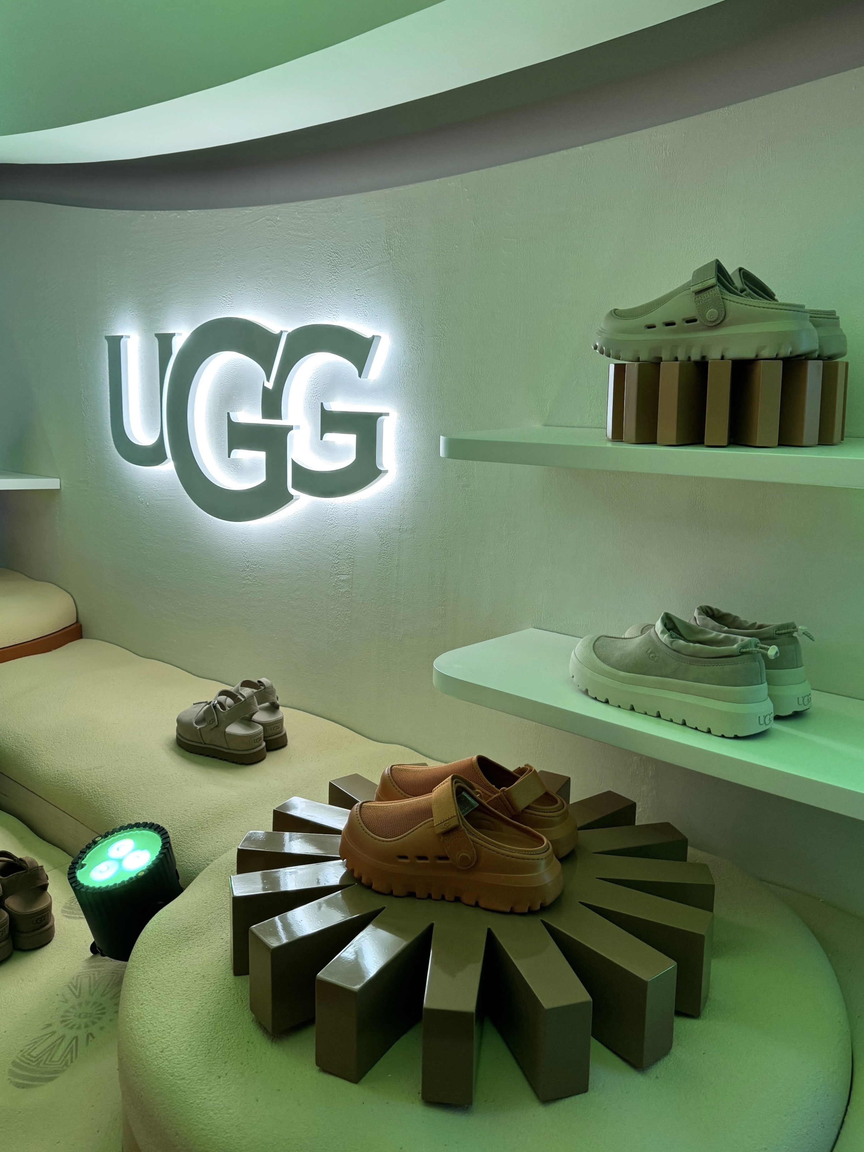 (W) UGG GoldenRise Sandal Black, (W) UGG GoldenRise Sandal Mustard Seed 착용 스타일 - 8