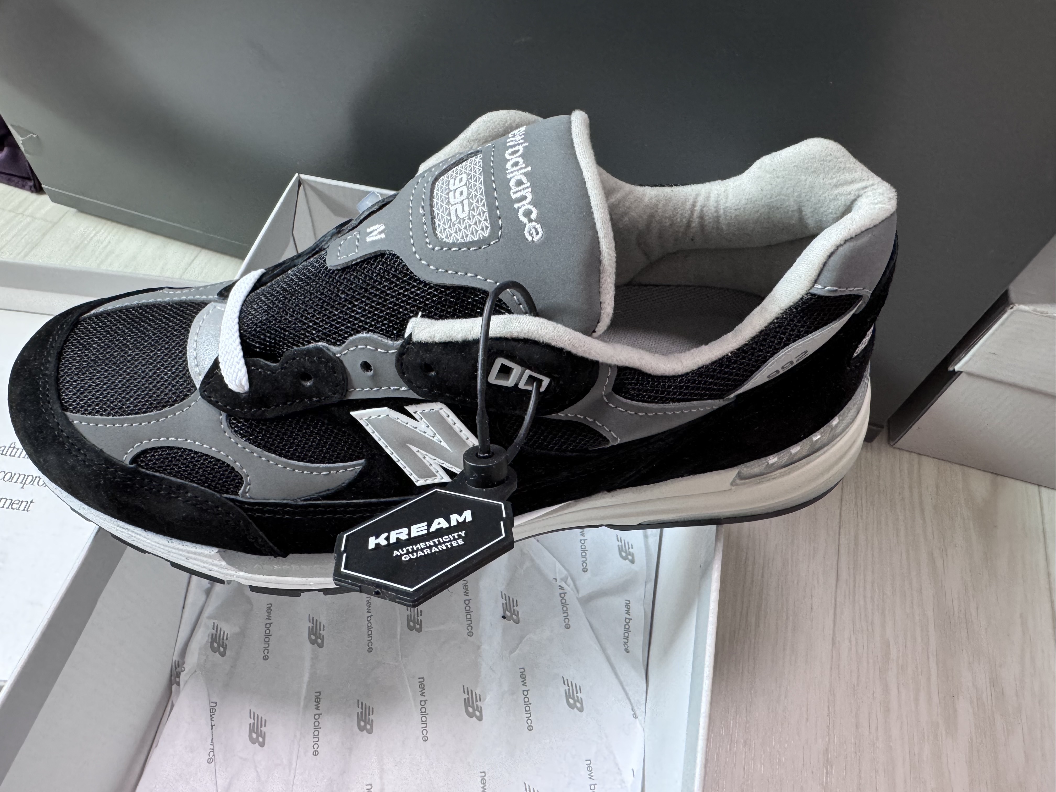 New Balance 992 Made in USA Core Black Grey 착용 스타일 - 2