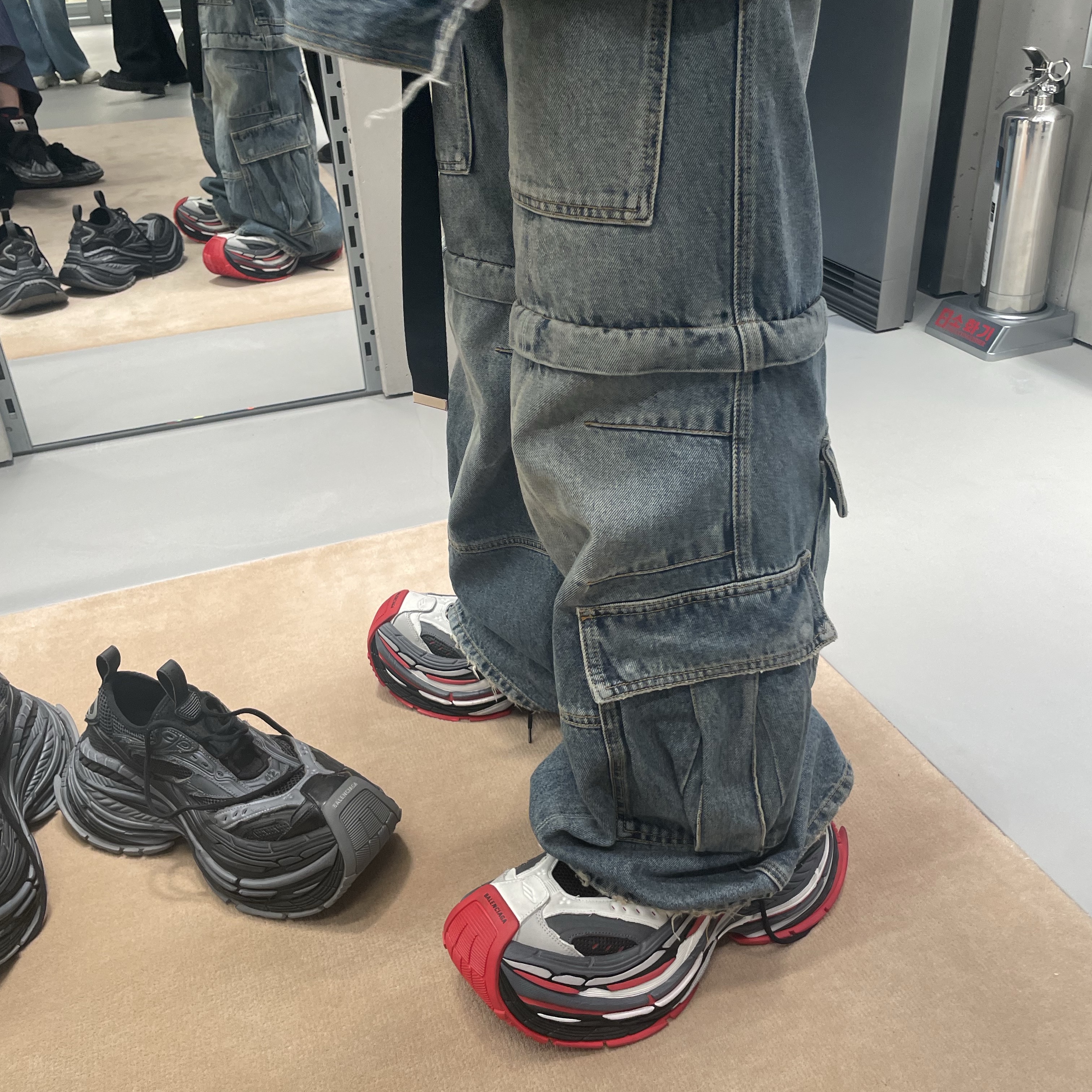 Balenciaga Stapler Sneaker Silver Grey 착용 스타일 - 3