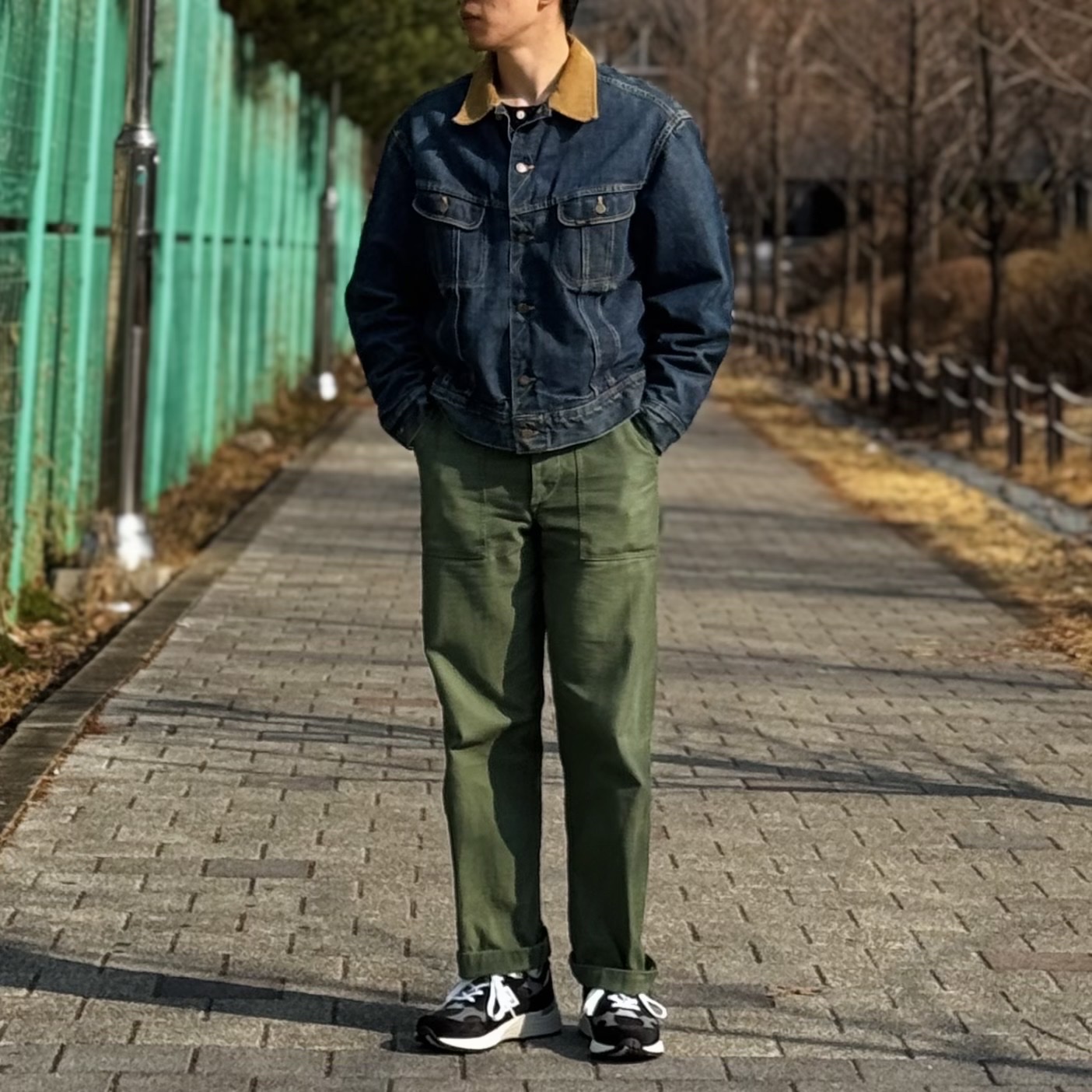 뉴발란스 992 메이드 인 USA 코어 블랙 그레이 착용 스타일 - 1