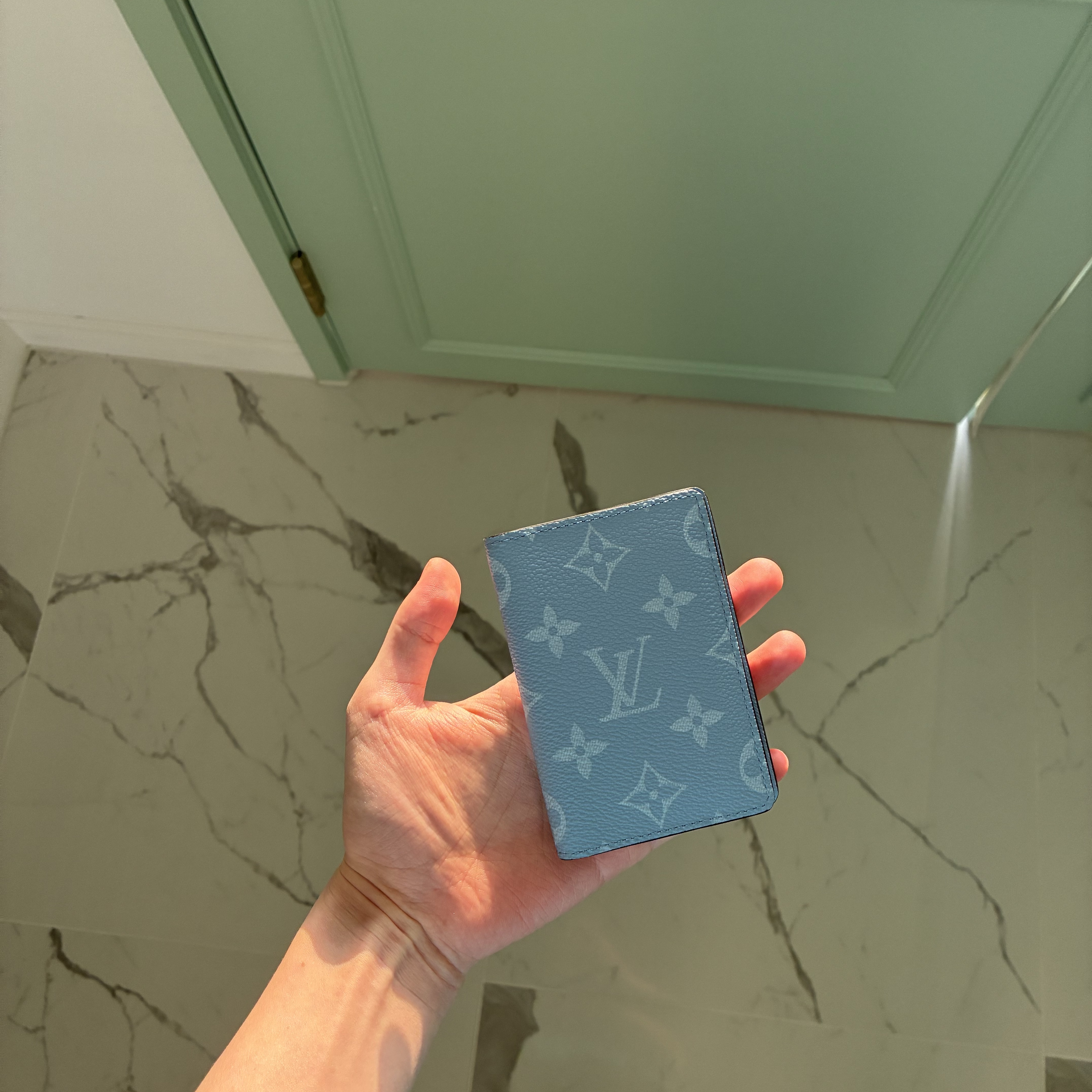Louis Vuitton Pocket Organizer Sky Blue 착용 스타일