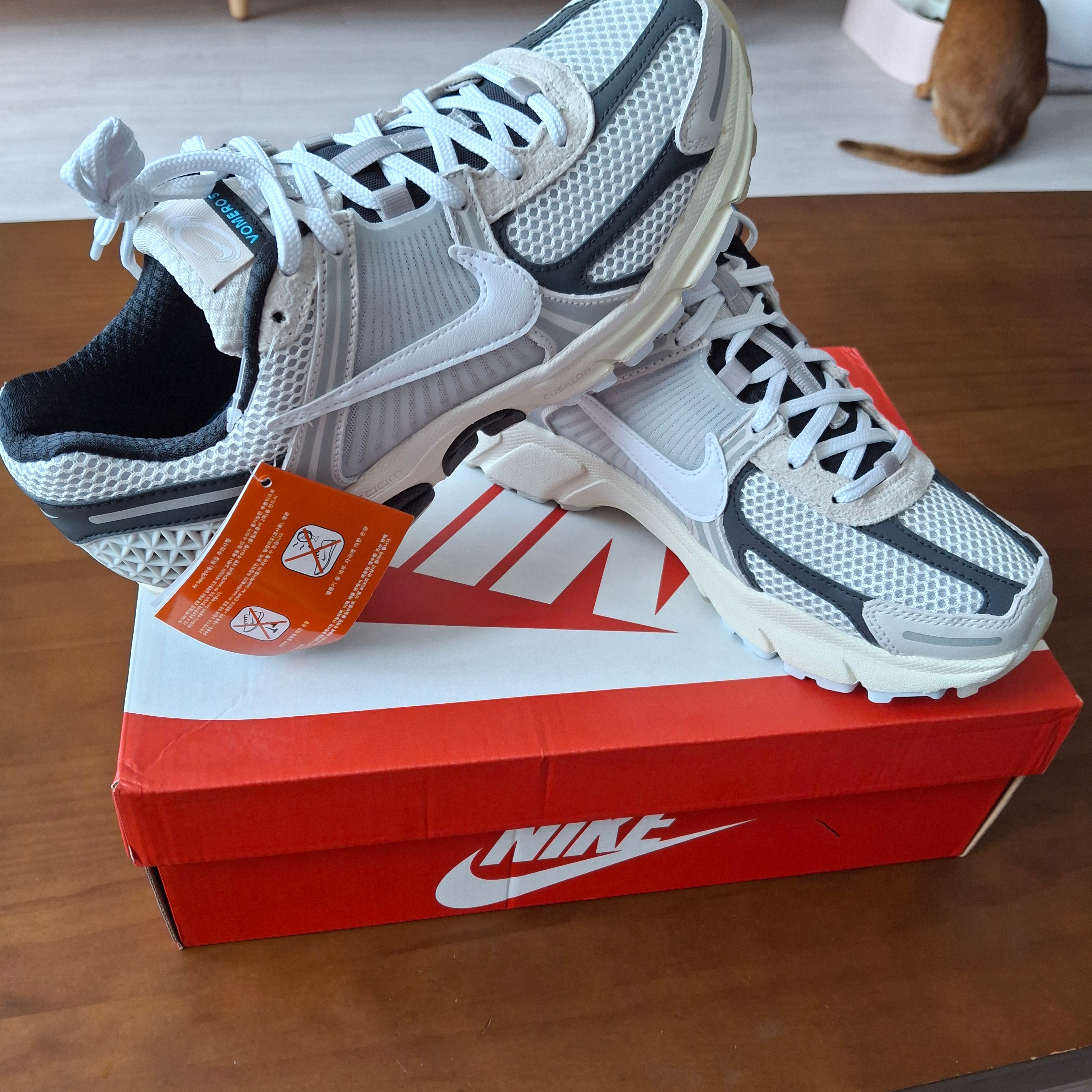 Nike Zoom Vomero 5 Light Bone and Black 착용 스타일 - 1