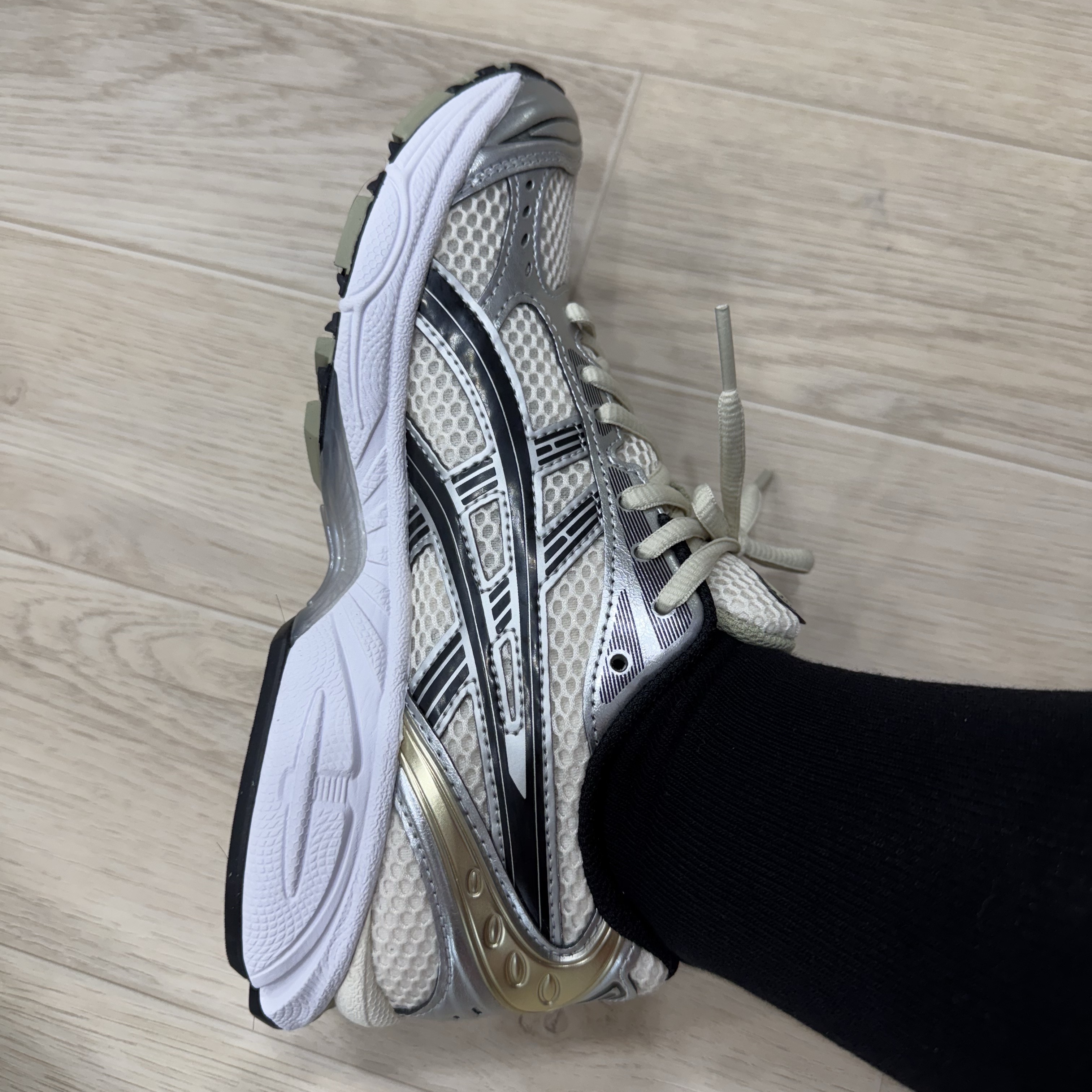 Asics Gel-Kayano 14 Birch Pure Silver 착용 스타일 - 5
