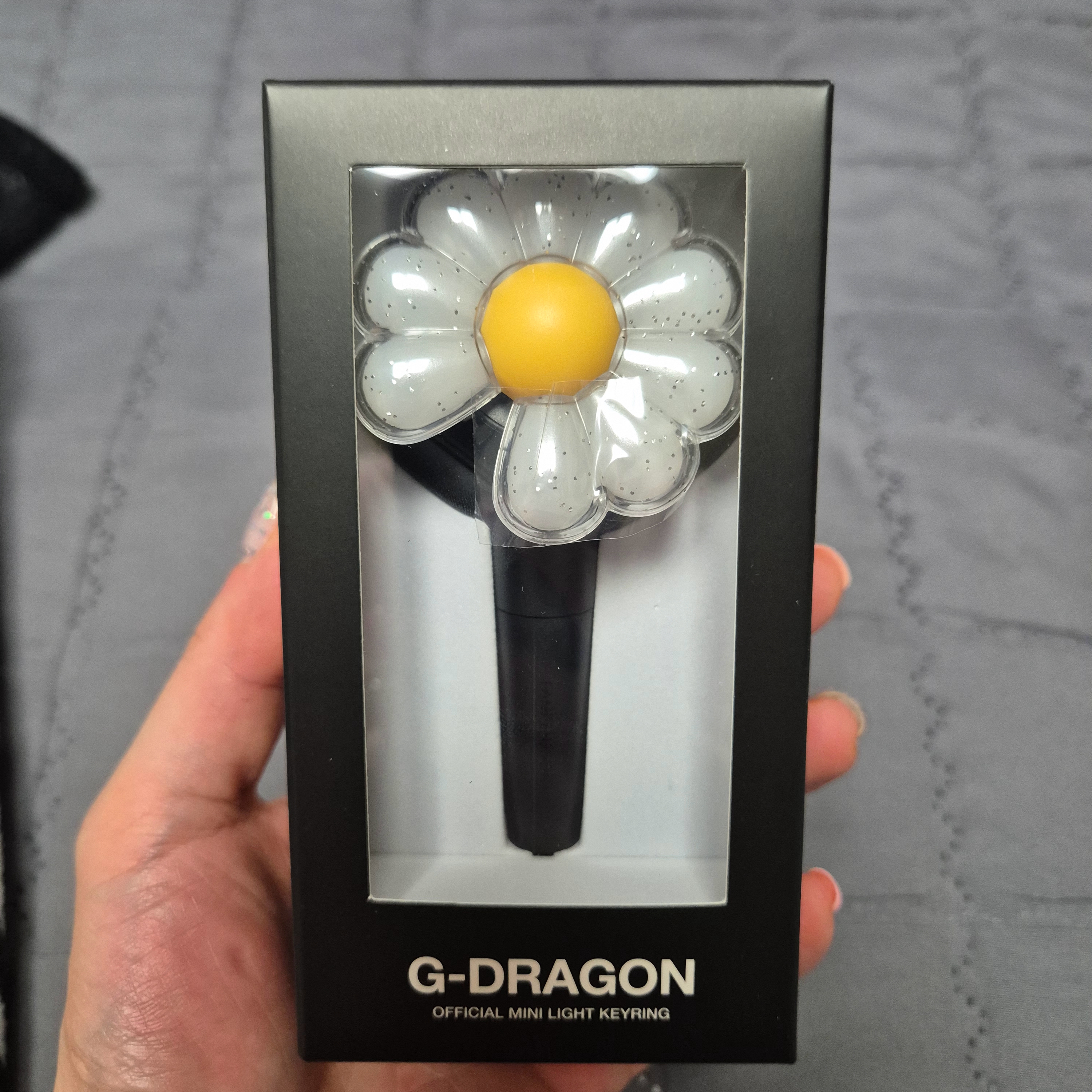 G-DRAGON Ubermensch Official Mini Light Keyring 착용 스타일 - 2