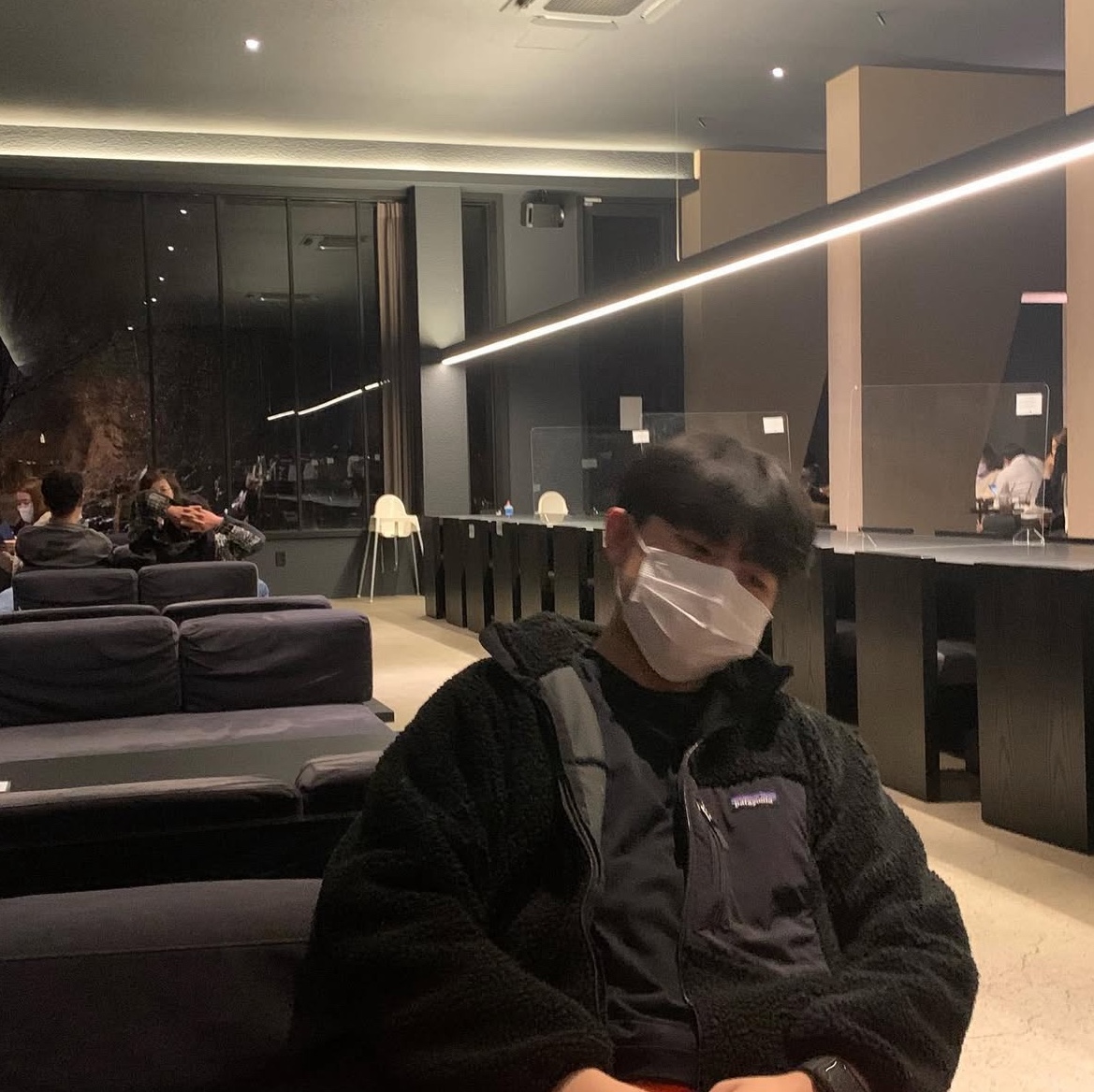Patagonia Classic Retro-X Jacket Black 착용 스타일