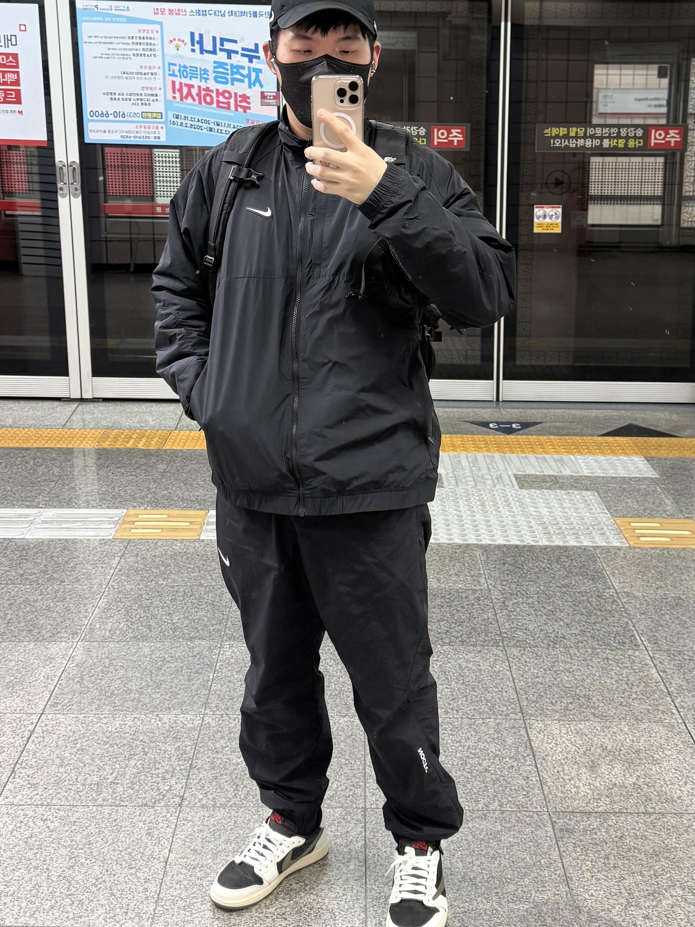 Nike x Drake Nocta Nylon Track Jacket Black (FN7666-010), Nike x Drake Nocta Woven Track Pants Black (FN7668-010) 착용 스타일