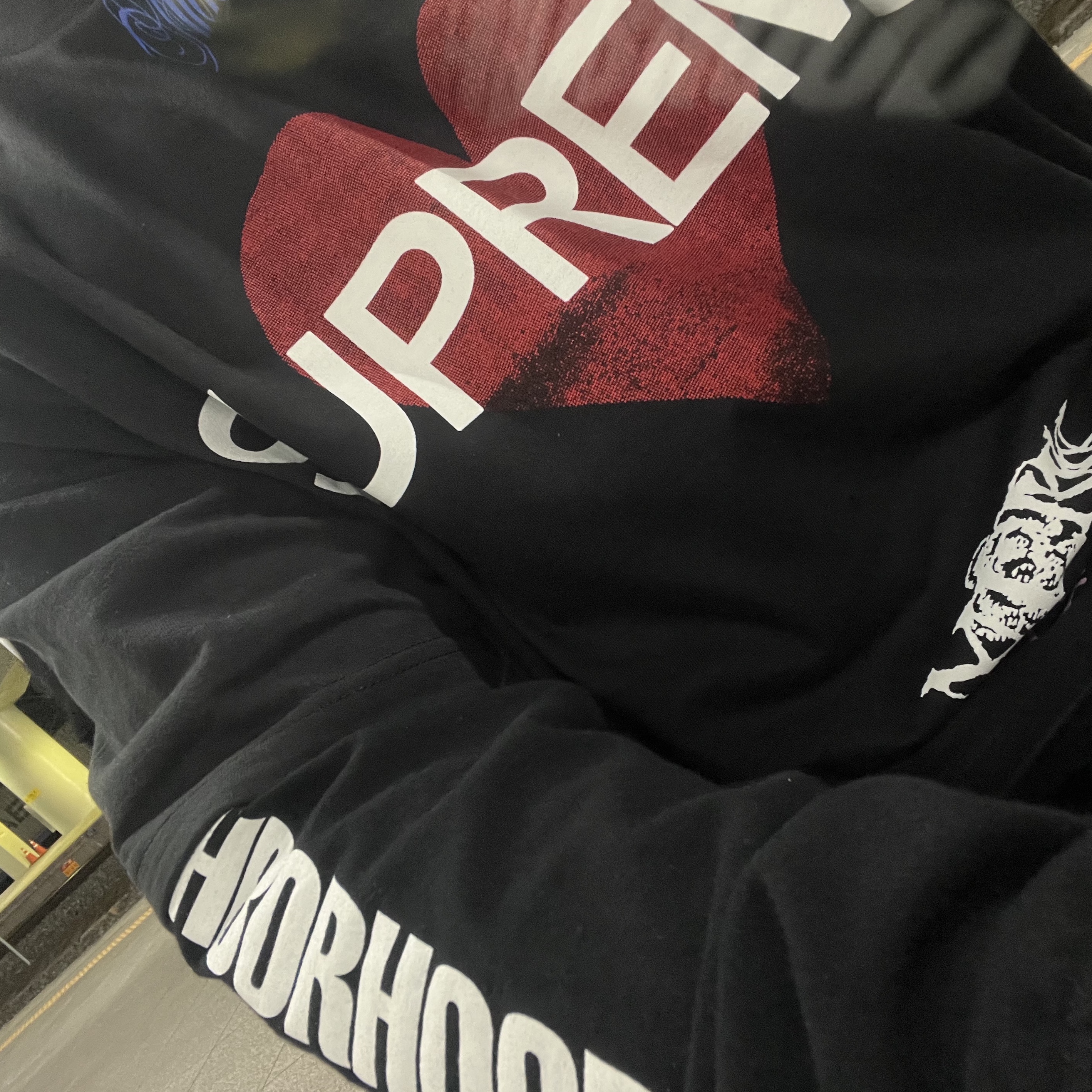 Supreme Announcing T-Shirt Black - 25SS 착용 스타일 - 4