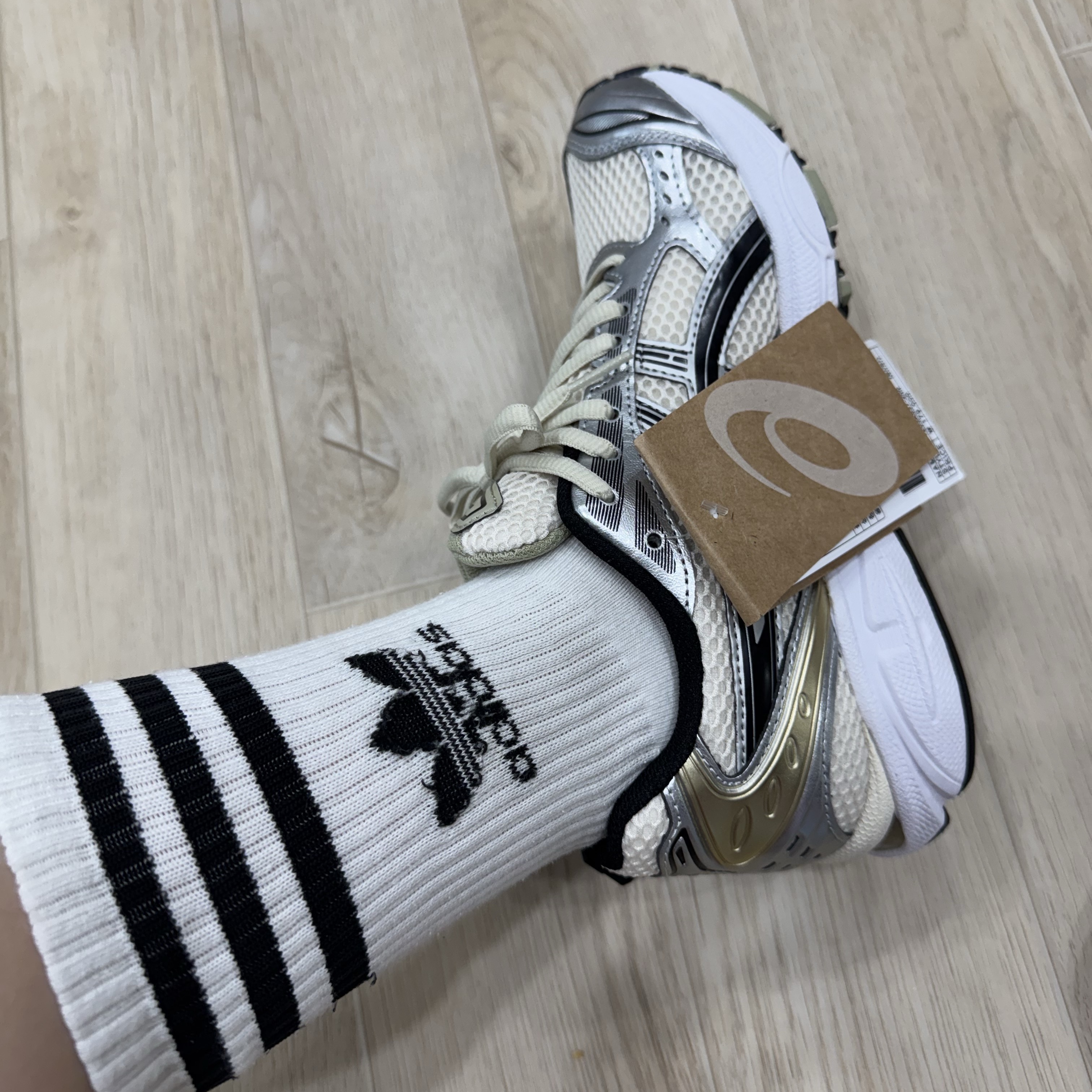 Asics Gel-Kayano 14 Birch Pure Silver 착용 스타일 - 4