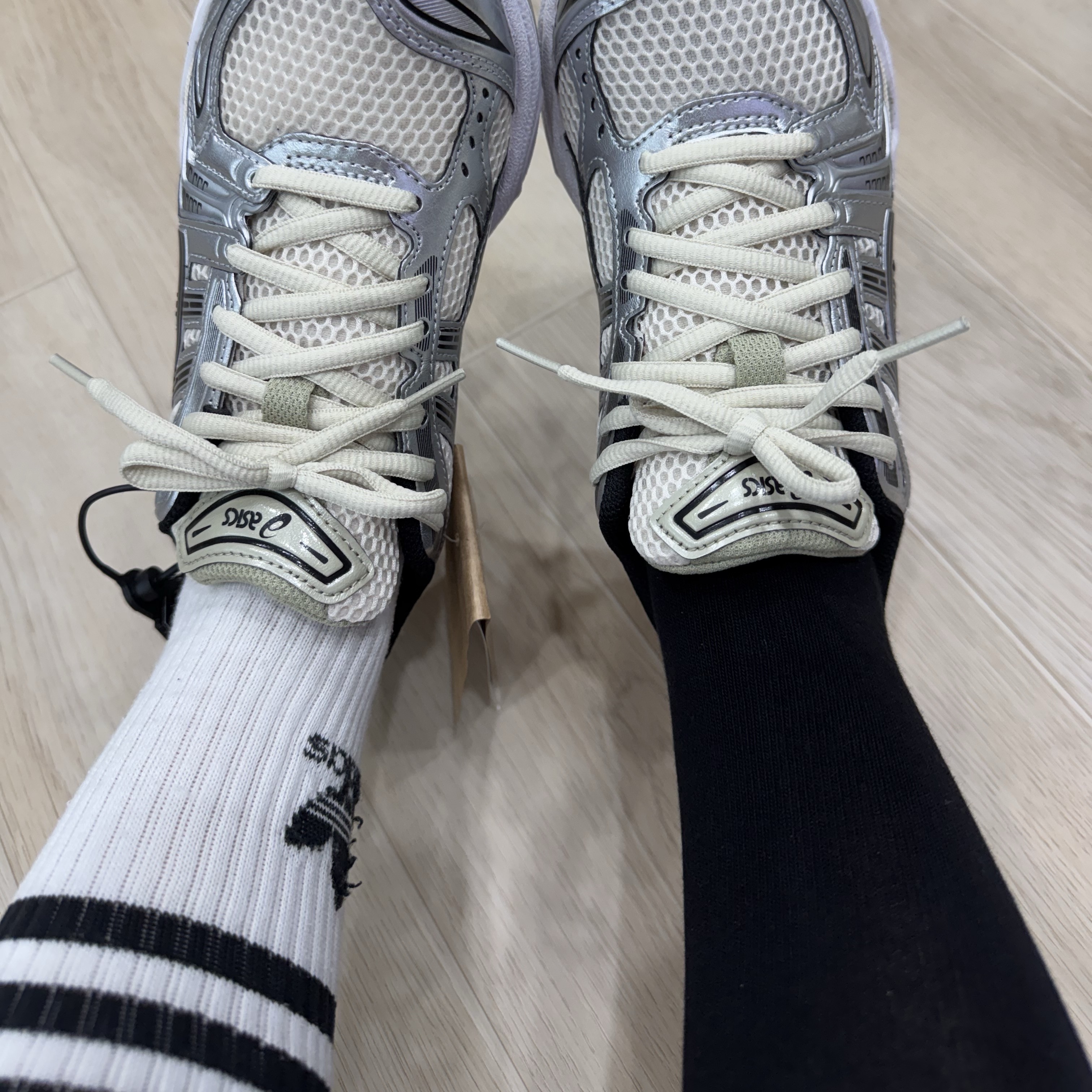 Asics Gel-Kayano 14 Birch Pure Silver 착용 스타일 - 1