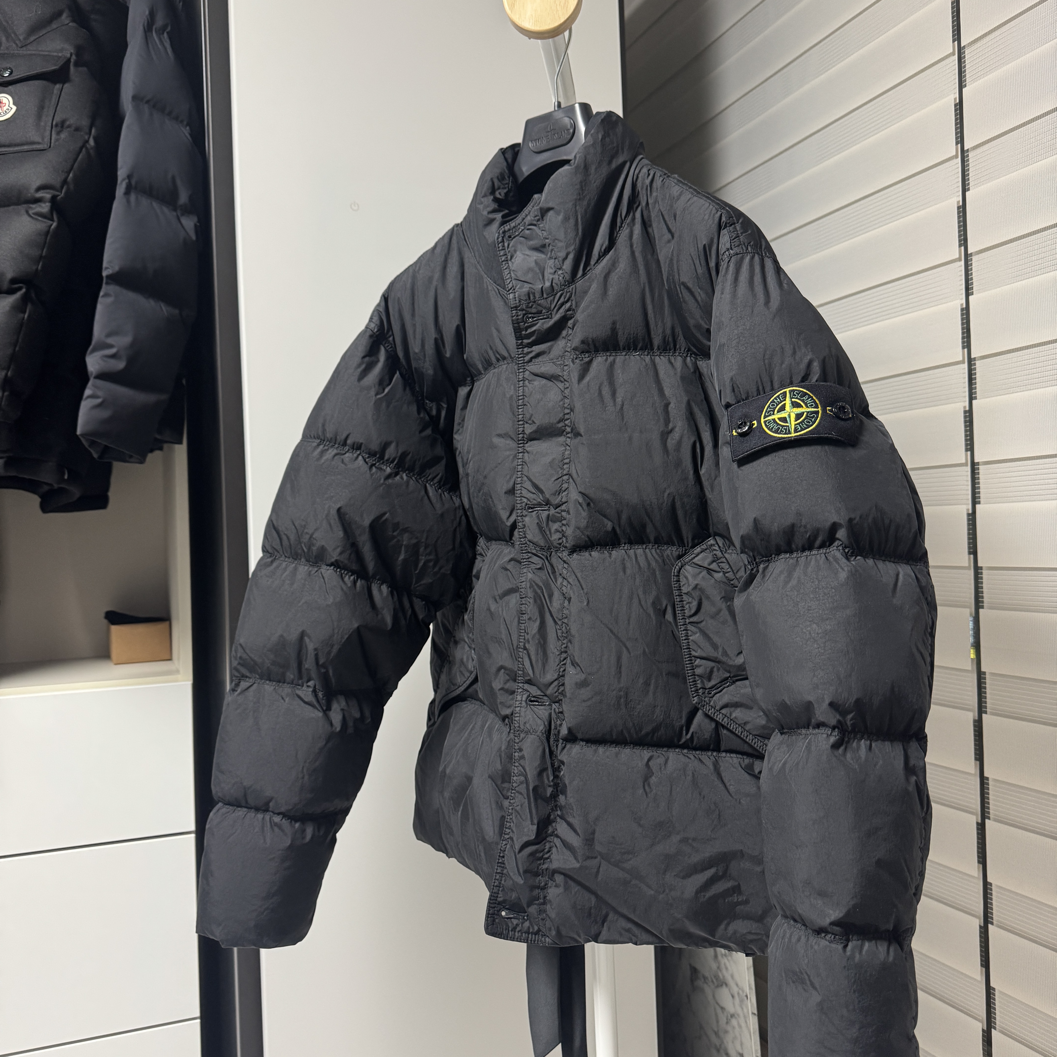 Stone Island 40123 Garment Dyed Crinkle Reps R-NY Down Jacket Black - 24FW 착용 스타일
