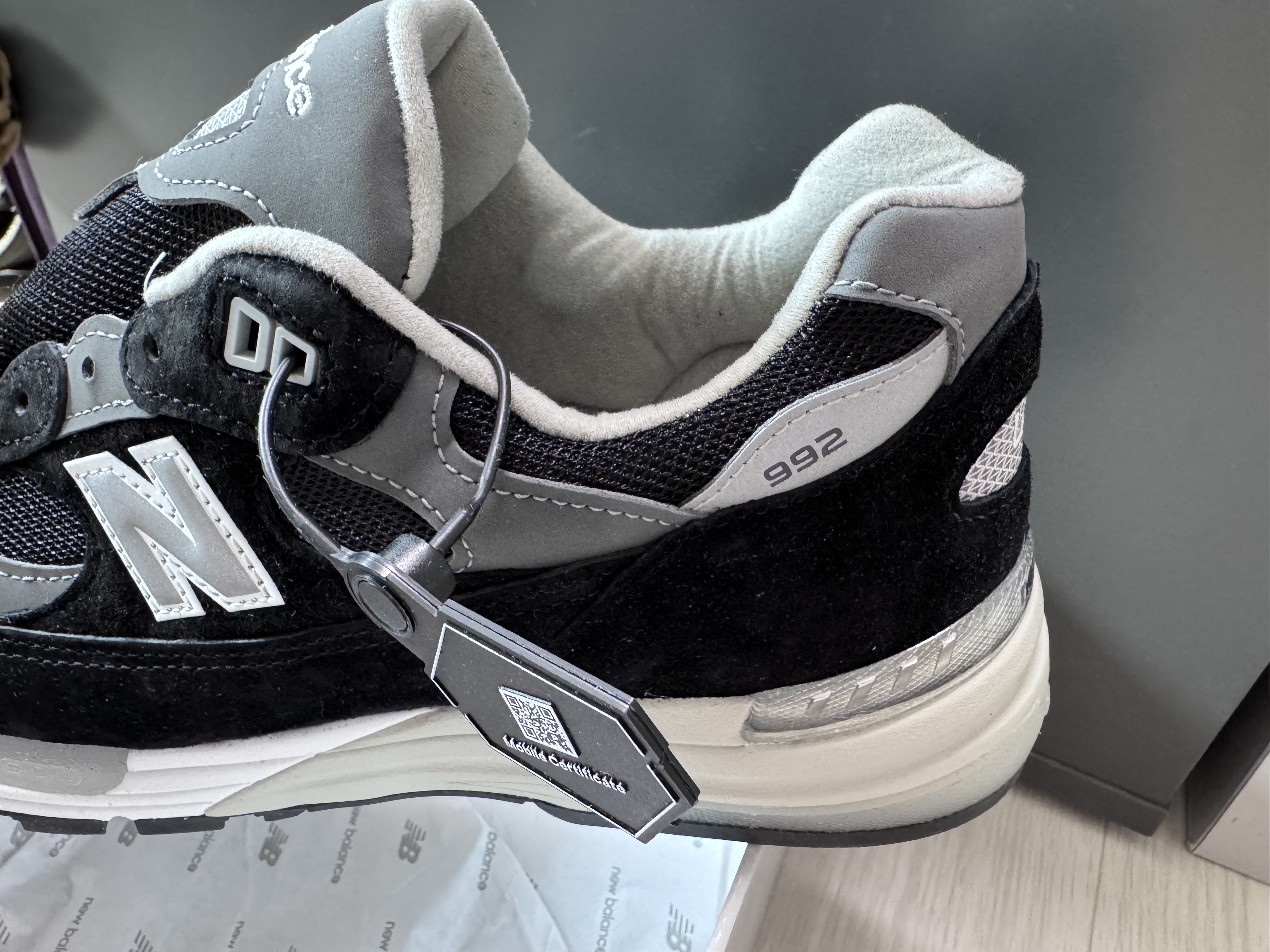 New Balance 992 Made in USA Core Black Grey 착용 스타일 - 3