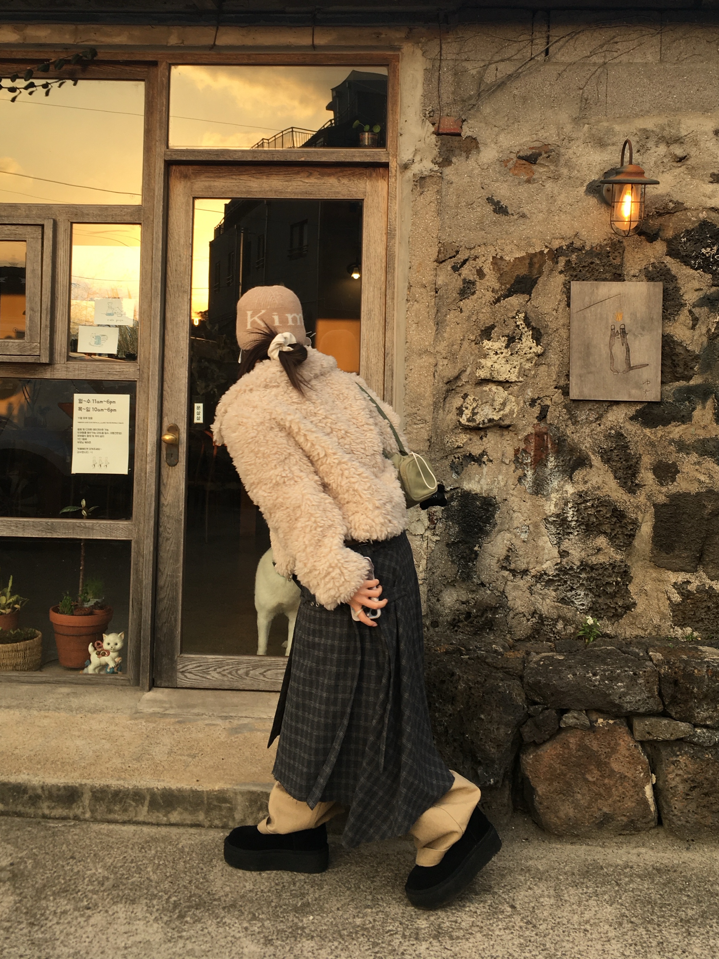 Matin Kim Nylon Boston Bag Khaki, (W) UGG Classic Ultra Mini Platform Boots Black 착용 스타일 - 3