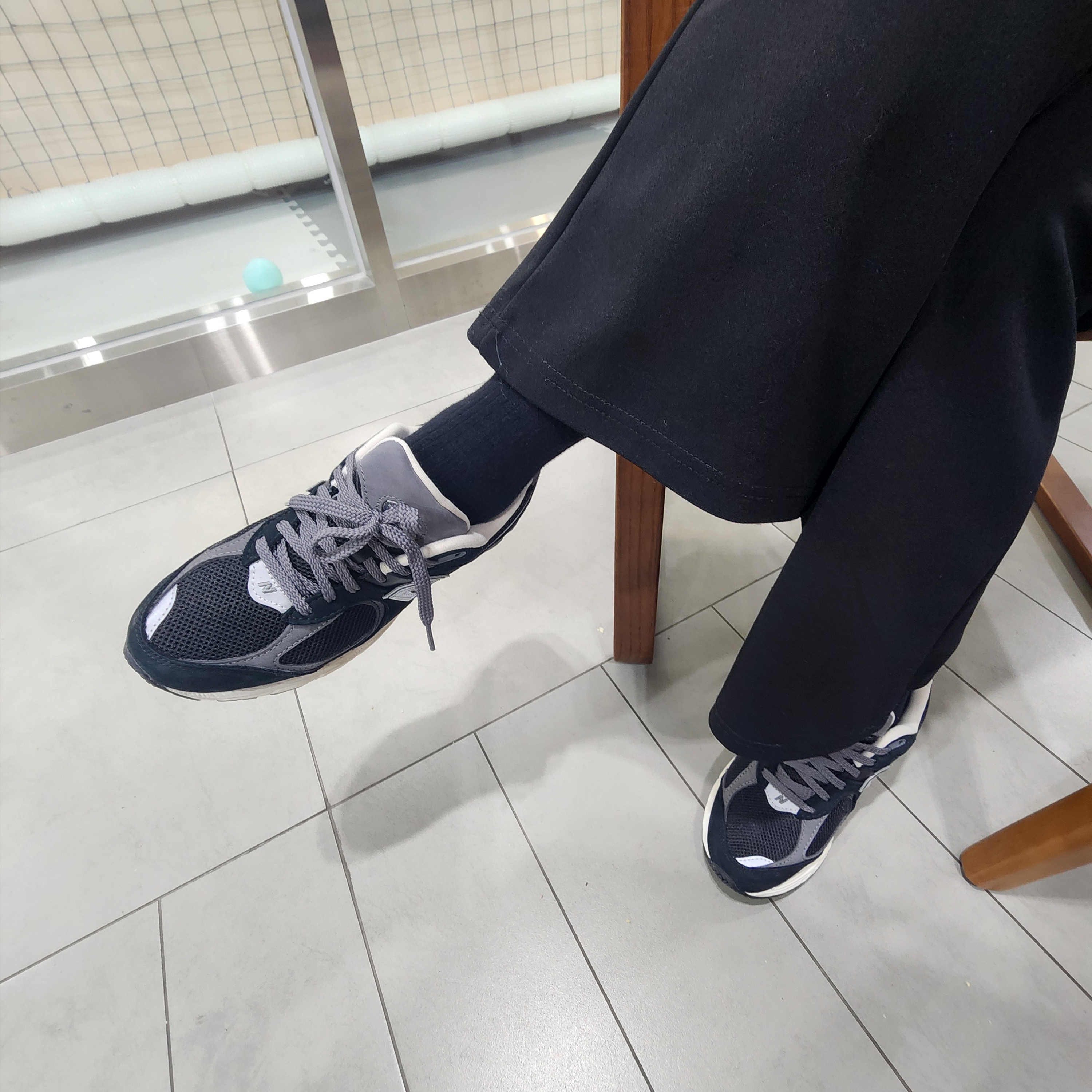 New Balance 2002R Premium Vintage Black 착용 스타일