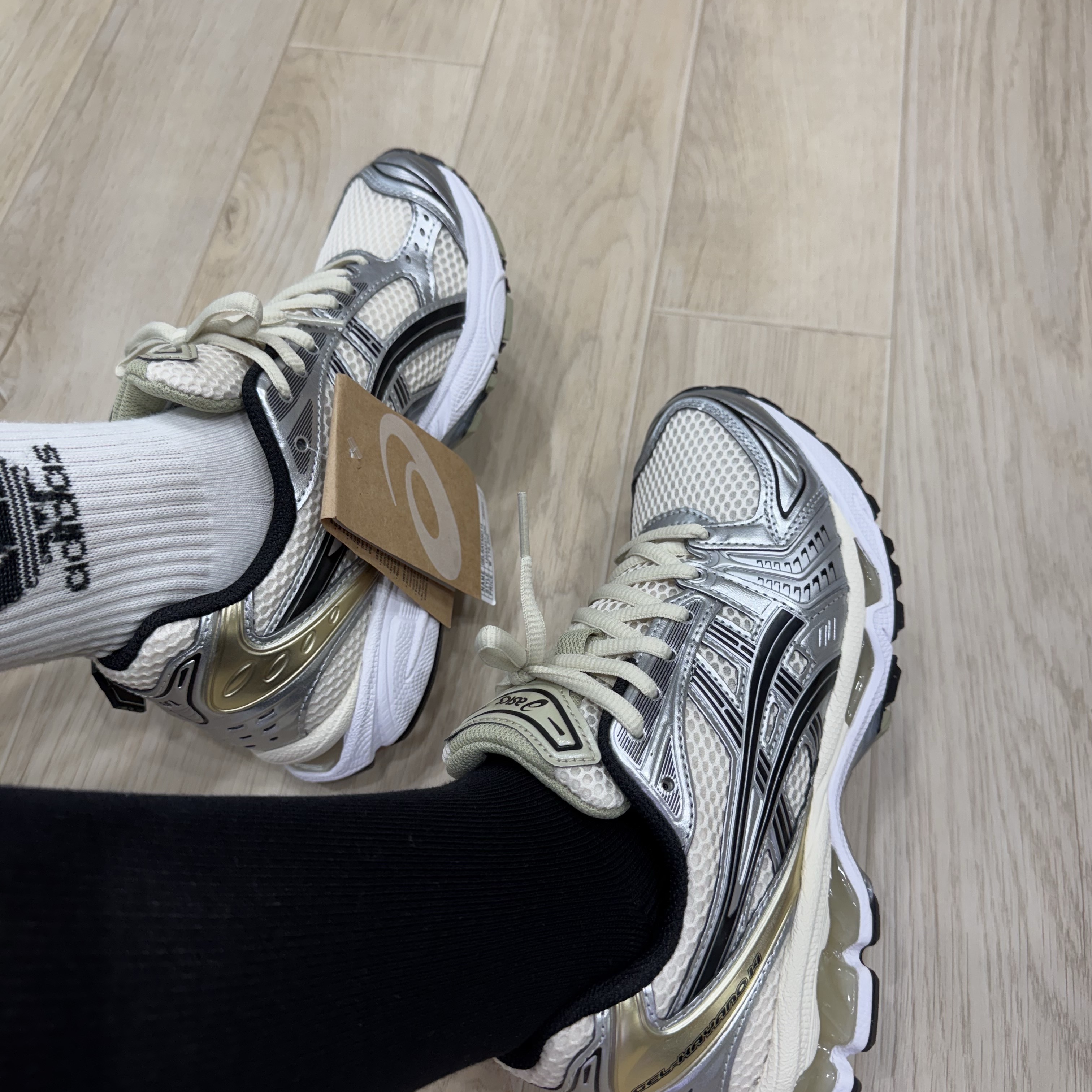 Asics Gel-Kayano 14 Birch Pure Silver 착용 스타일 - 2