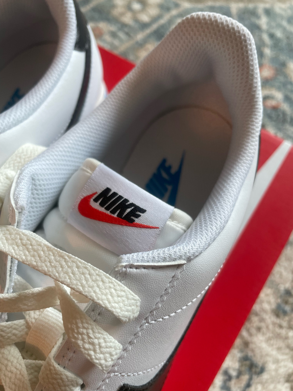 Nike Cortez White and Black 착용 스타일 - 2