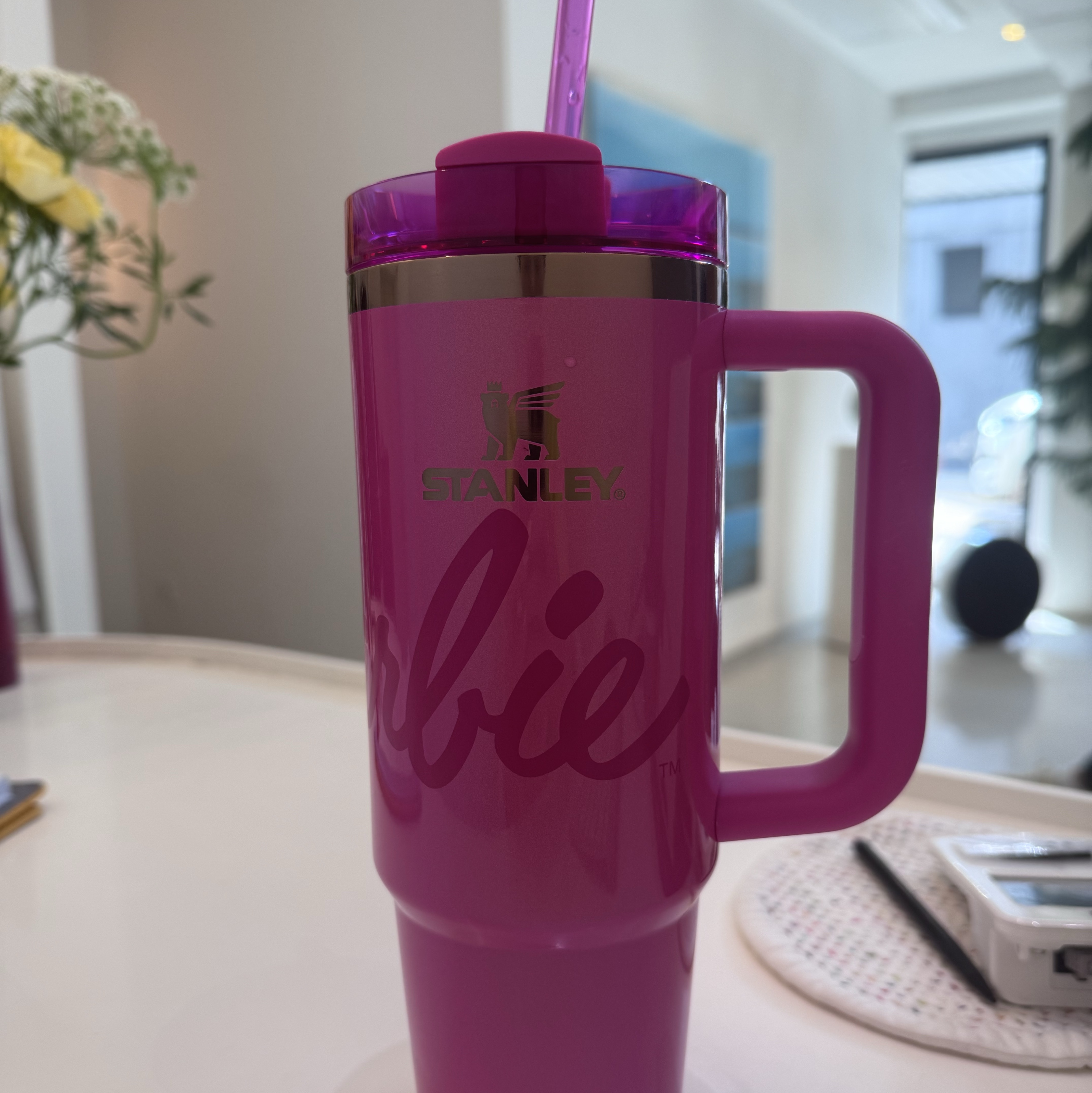 Stanley x Barbie Quencher H2.0 FlowState Tumbler 887ml Barbie Icon Pink 착용 스타일 - 3