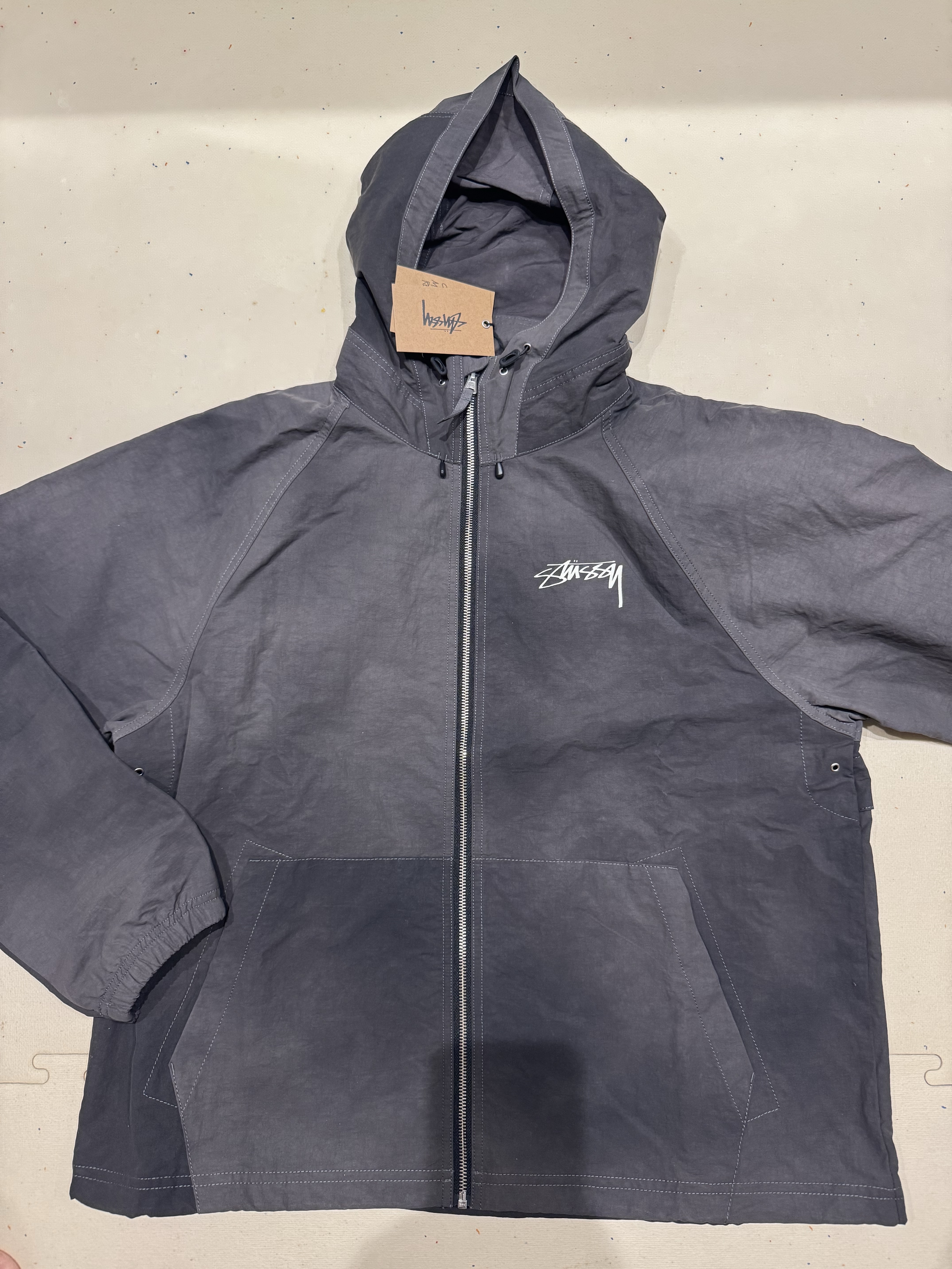 Stussy Wave Dye Beach Shell Jacket Black 착용 스타일 - 1