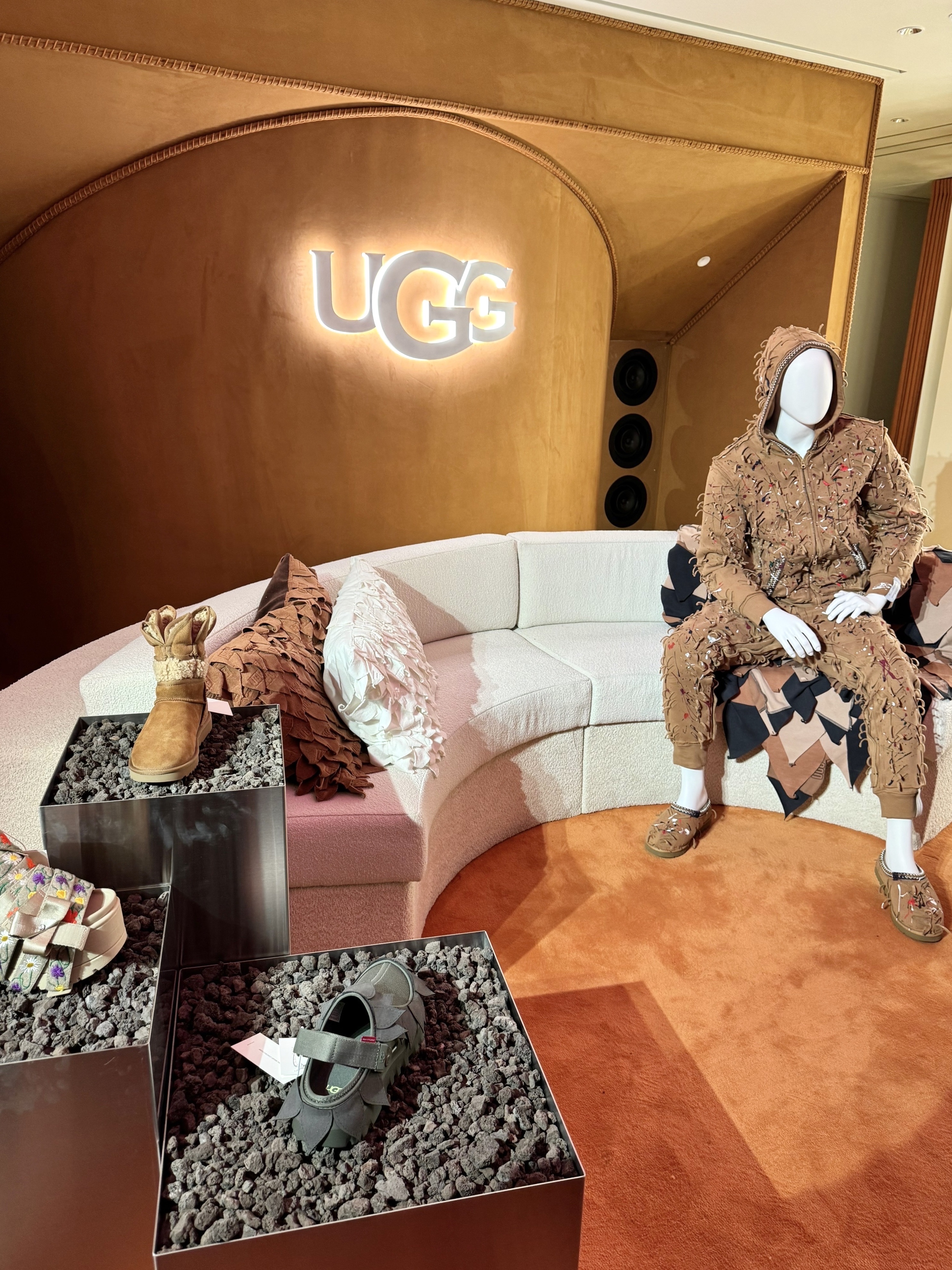 (W) UGG GoldenRise Sandal Black, (W) UGG GoldenRise Sandal Mustard Seed 착용 스타일 - 5