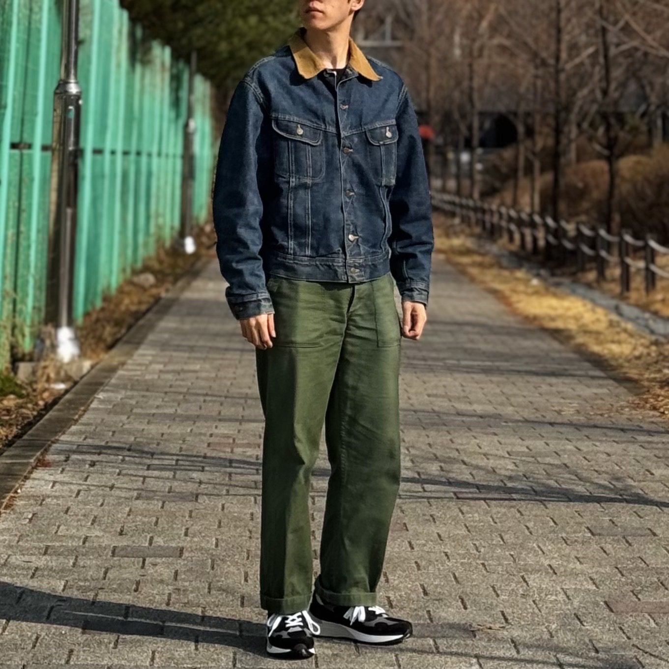 뉴발란스 992 메이드 인 USA 코어 블랙 그레이 착용 스타일 - 2