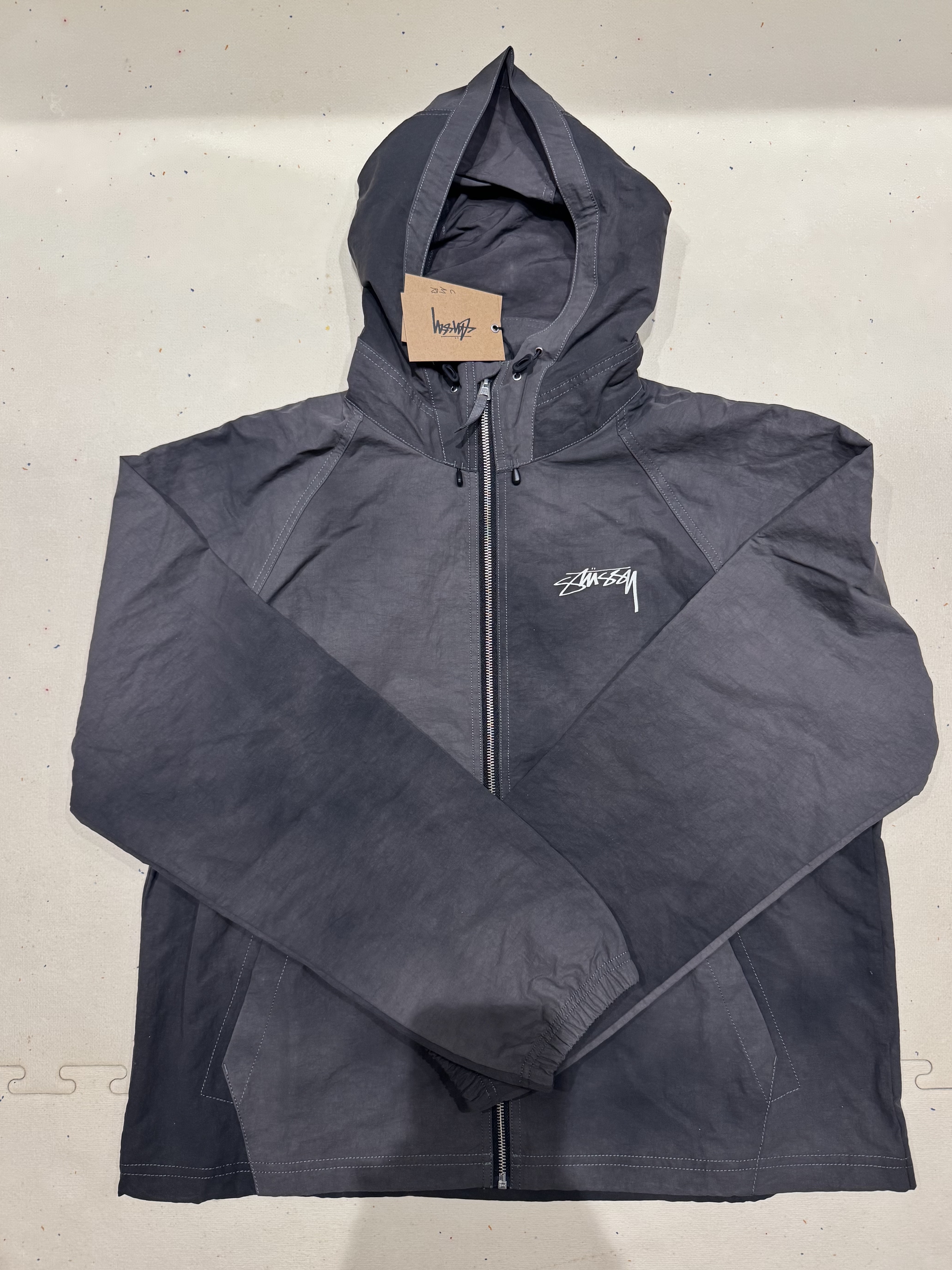 Stussy Wave Dye Beach Shell Jacket Black 착용 스타일 - 2