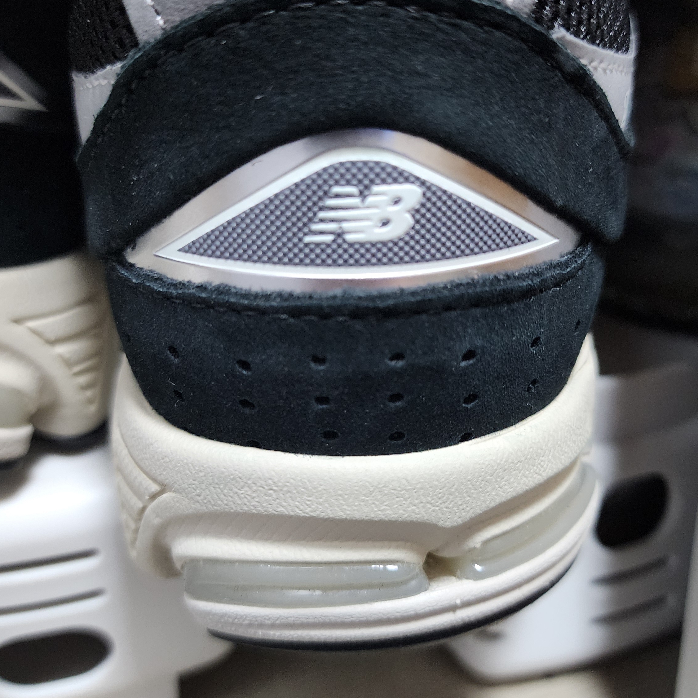 New Balance 2002R Premium Vintage Black 착용 스타일