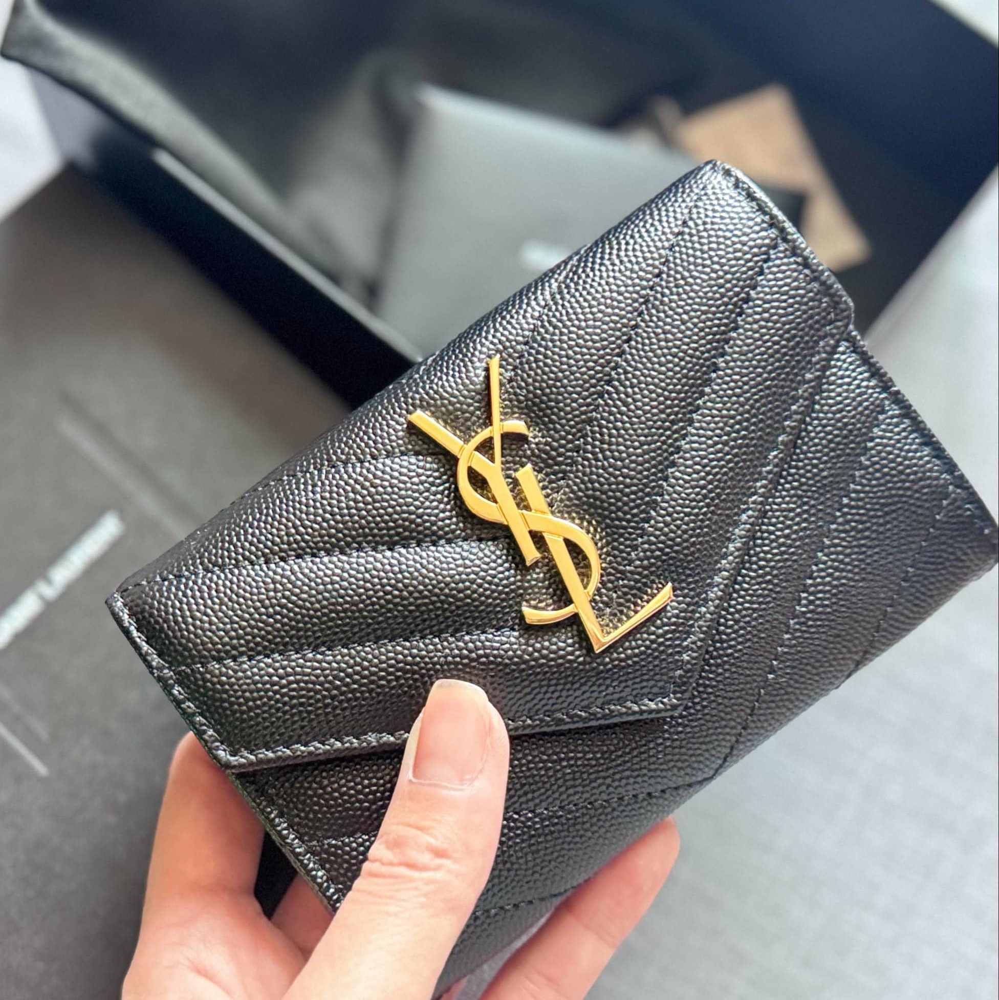 Saint Laurent Cassandre Matelasse Small Envelope Wallet in Grain de Poudre Embossed Leather Black Gold 착용 스타일