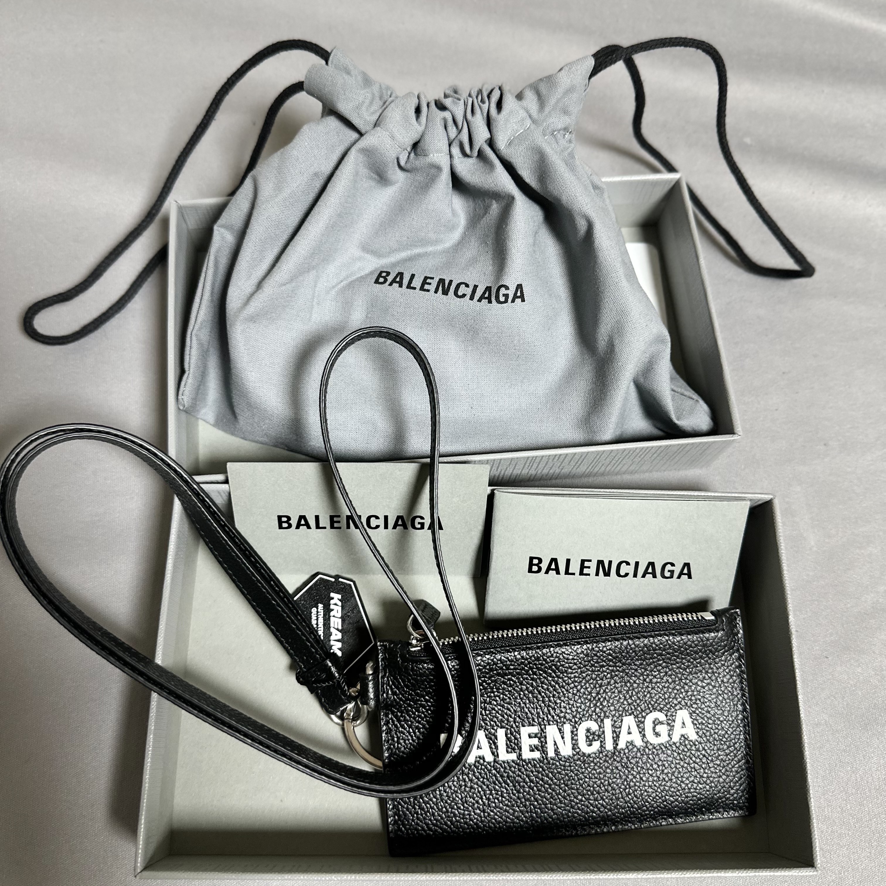 Balenciaga Cash Keyring Card Case Black Silver 착용 스타일
