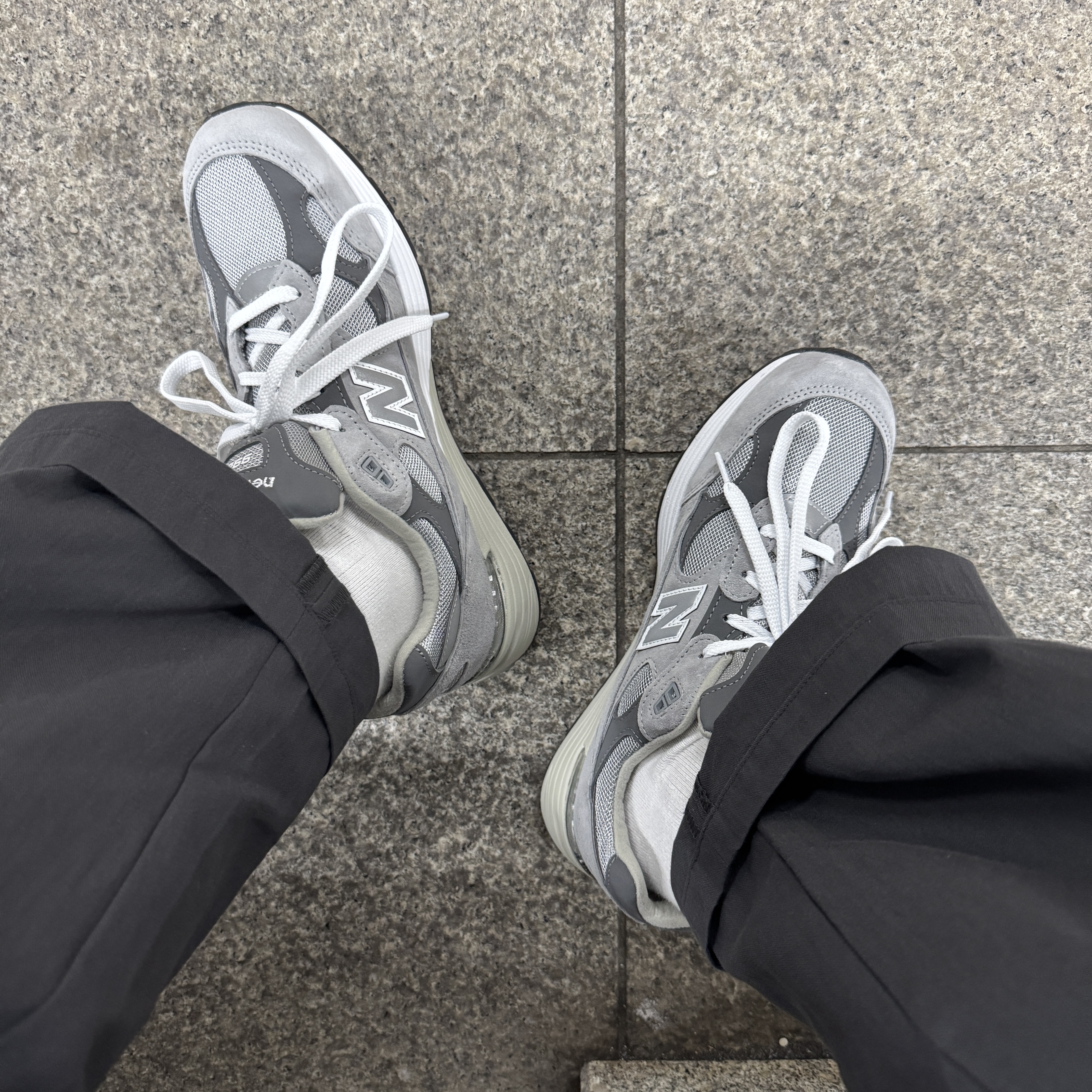 New Balance 992 Made in USA Core Grey Silver Metallic 착용 스타일 - 1