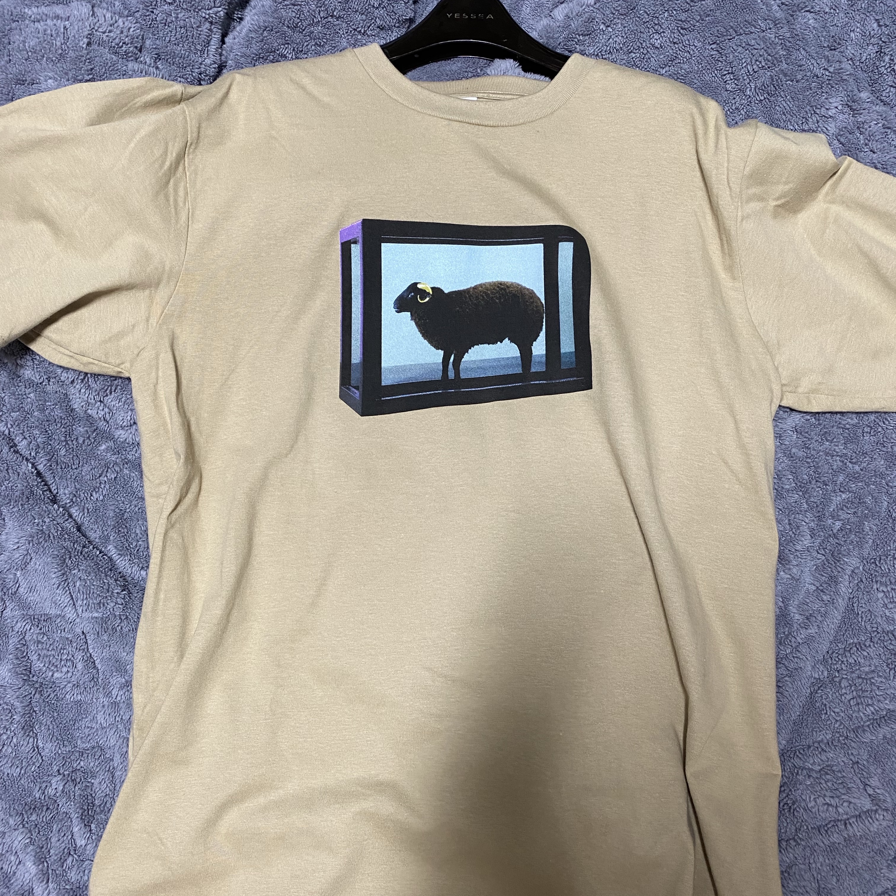 Supreme x Damien Hirst T-Shirt Khaki - 25SS 착용 스타일