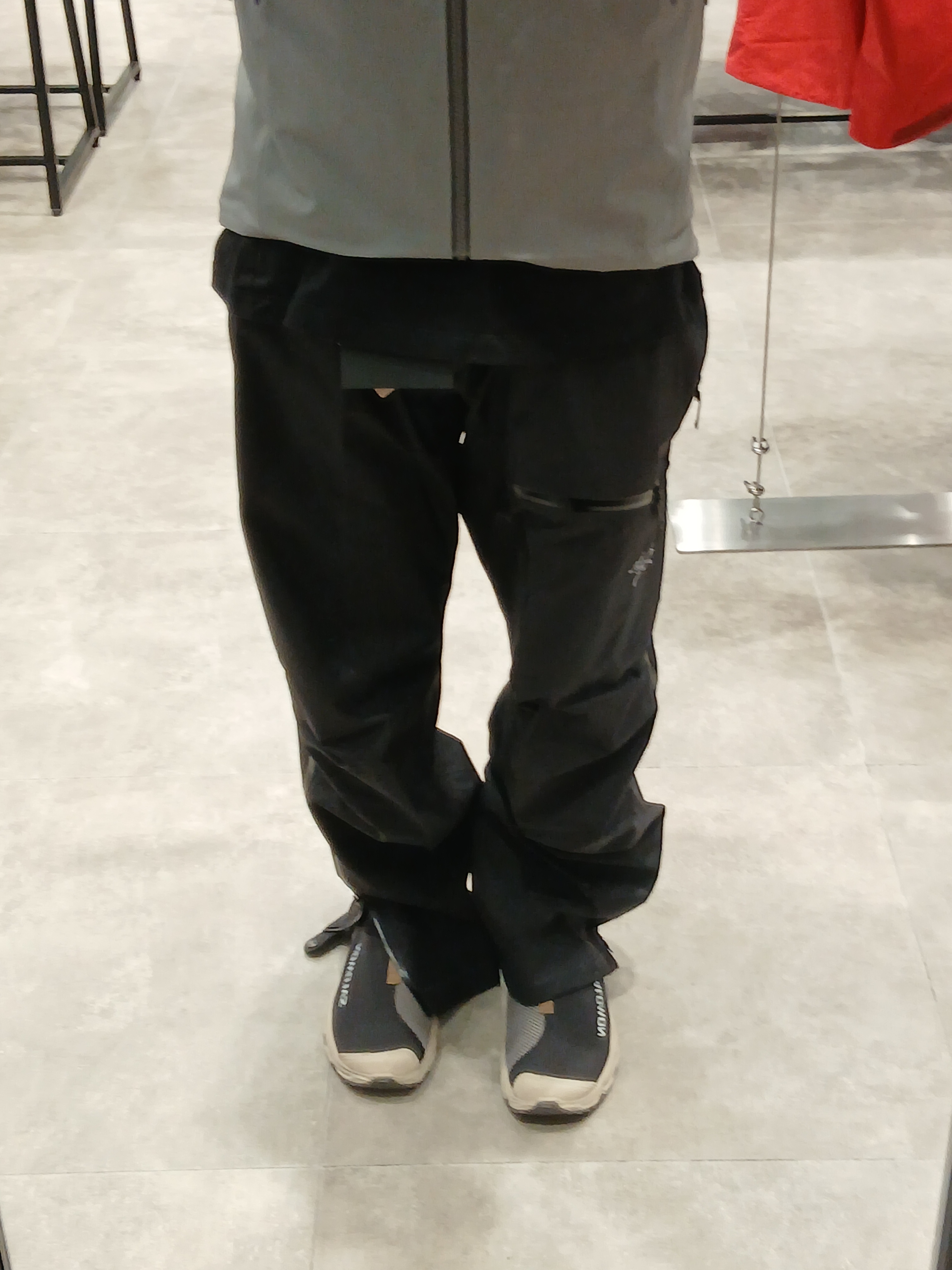 Arc'teryx Beta AR Jacket Solitude Void, Salomon RX Slide 3.0 Black Plum Kitten 착용 스타일 - 5