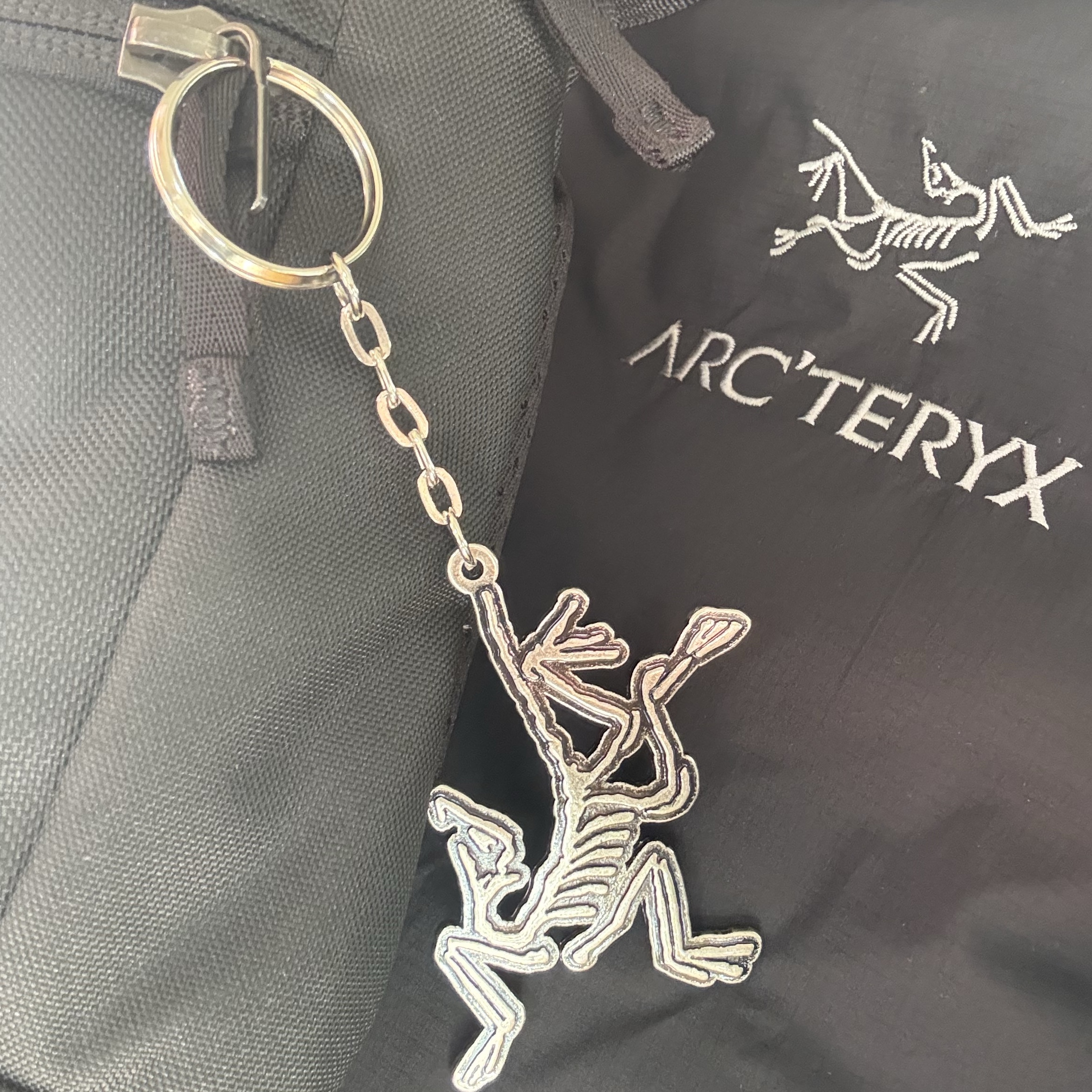Arc'teryx Keyring Metal, Arc'teryx Atom Hoody Black 착용 스타일