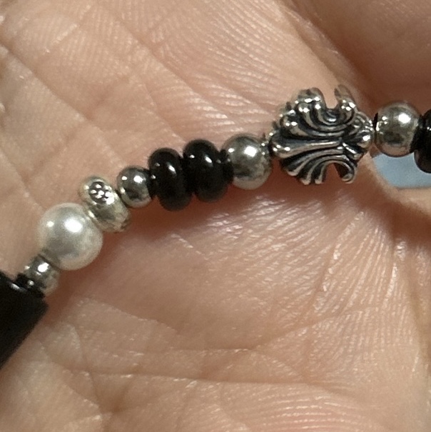 [KREAM 단독] Scudo Shell Black Pearl Beads Bracelet 착용 스타일