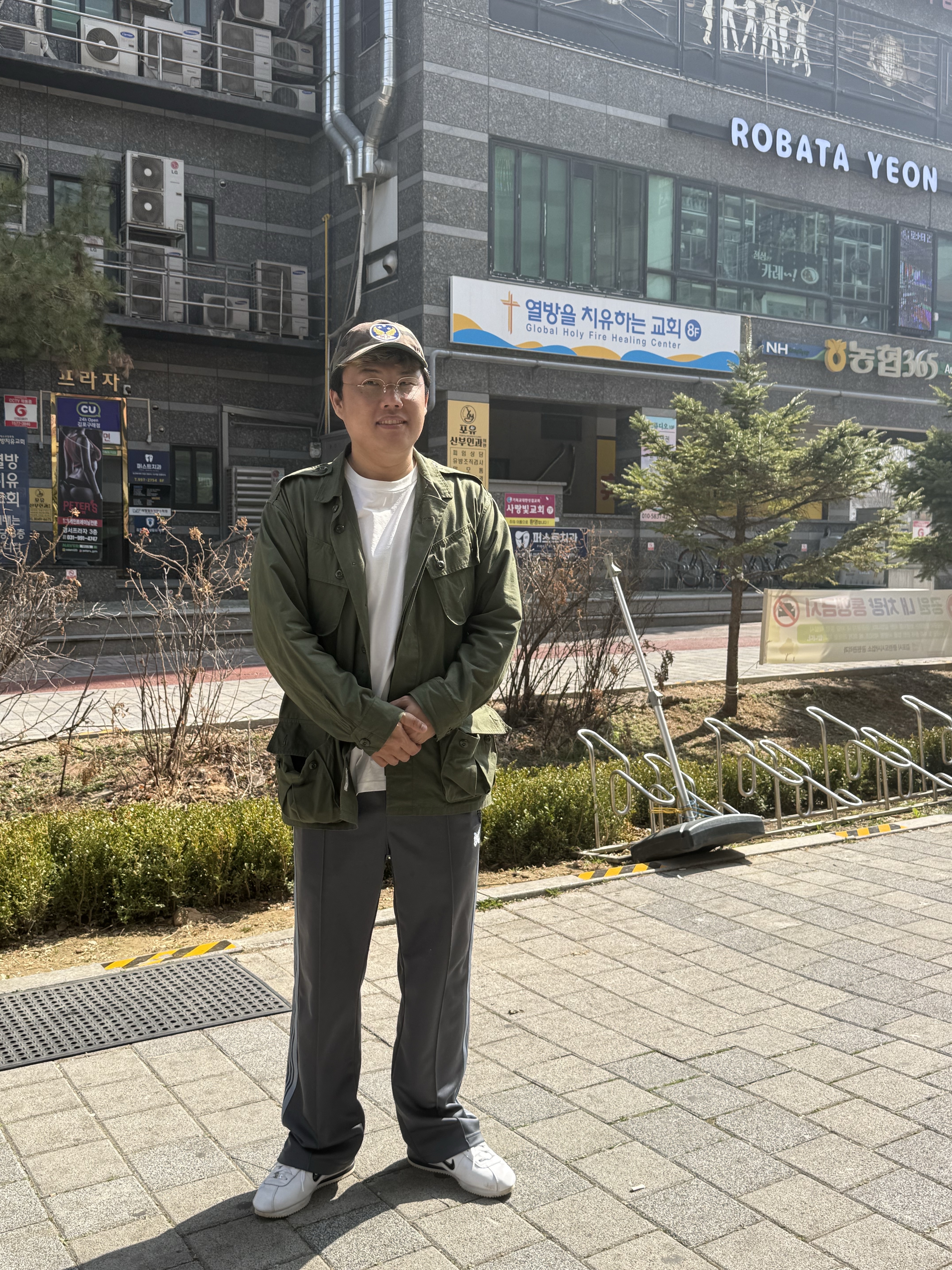 The Real McCoy's Combat Tropical Coat Olive, Needles x LHP Track Pants Poly Smooth Charcoal 착용 스타일 - 2