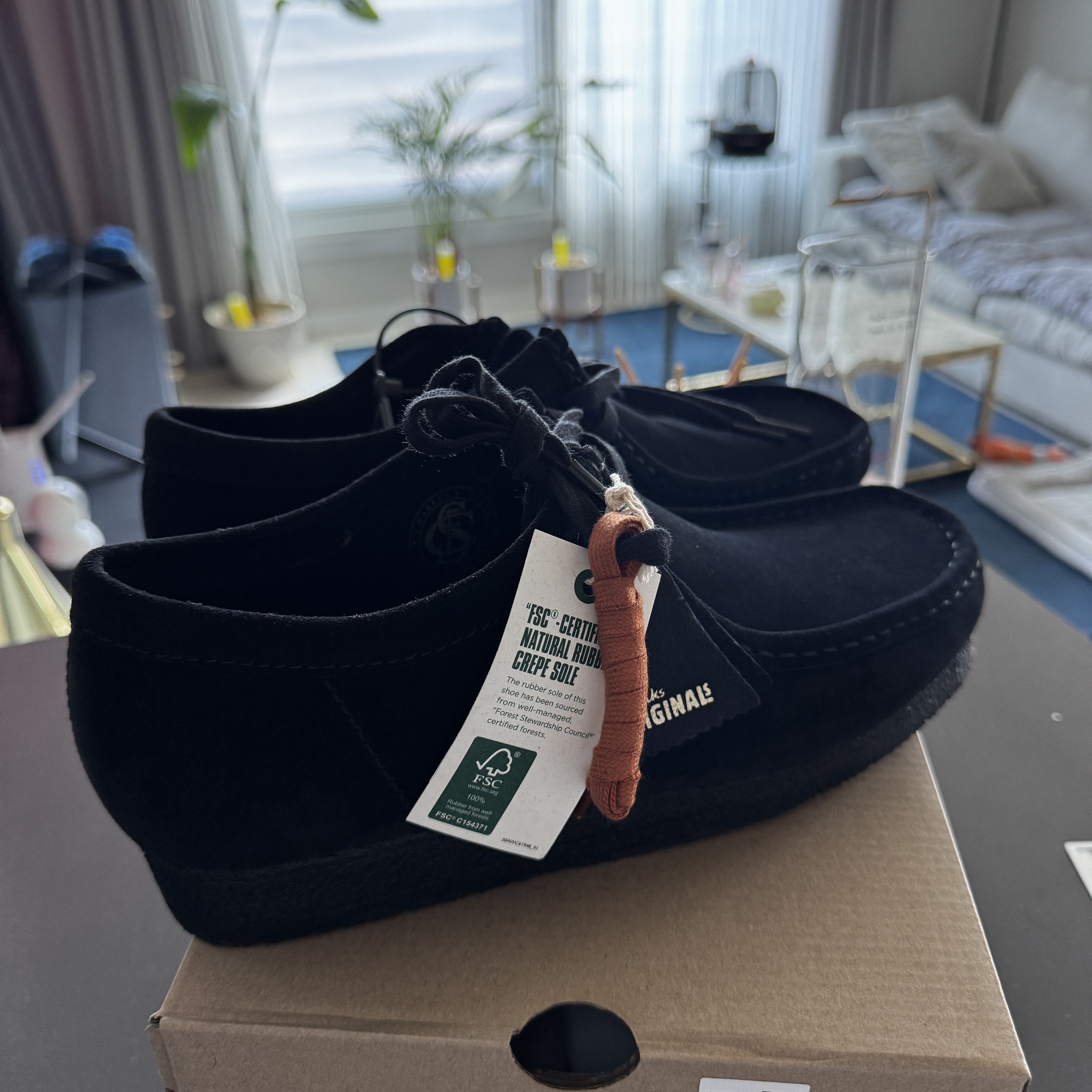 Clarks Wallabee Black Suede 착용 스타일 - 1