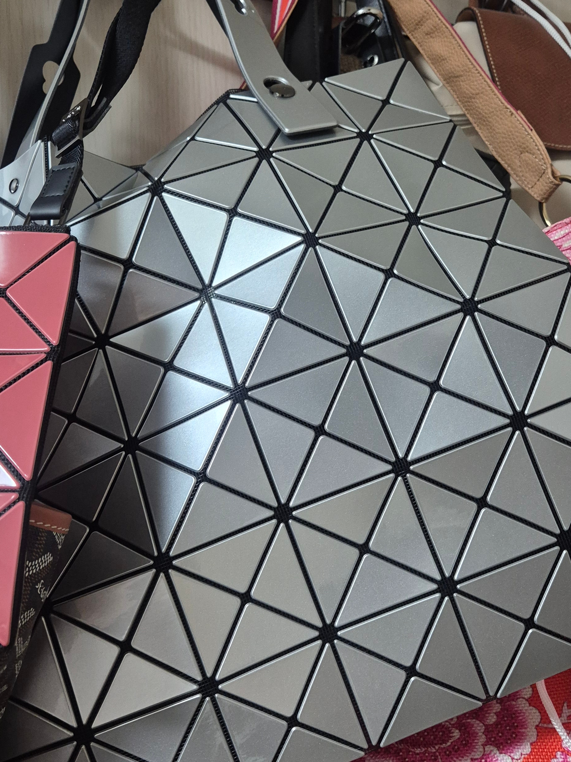 Bao Bao Issey Miyake Lucent Tote Bag Silver 착용 스타일