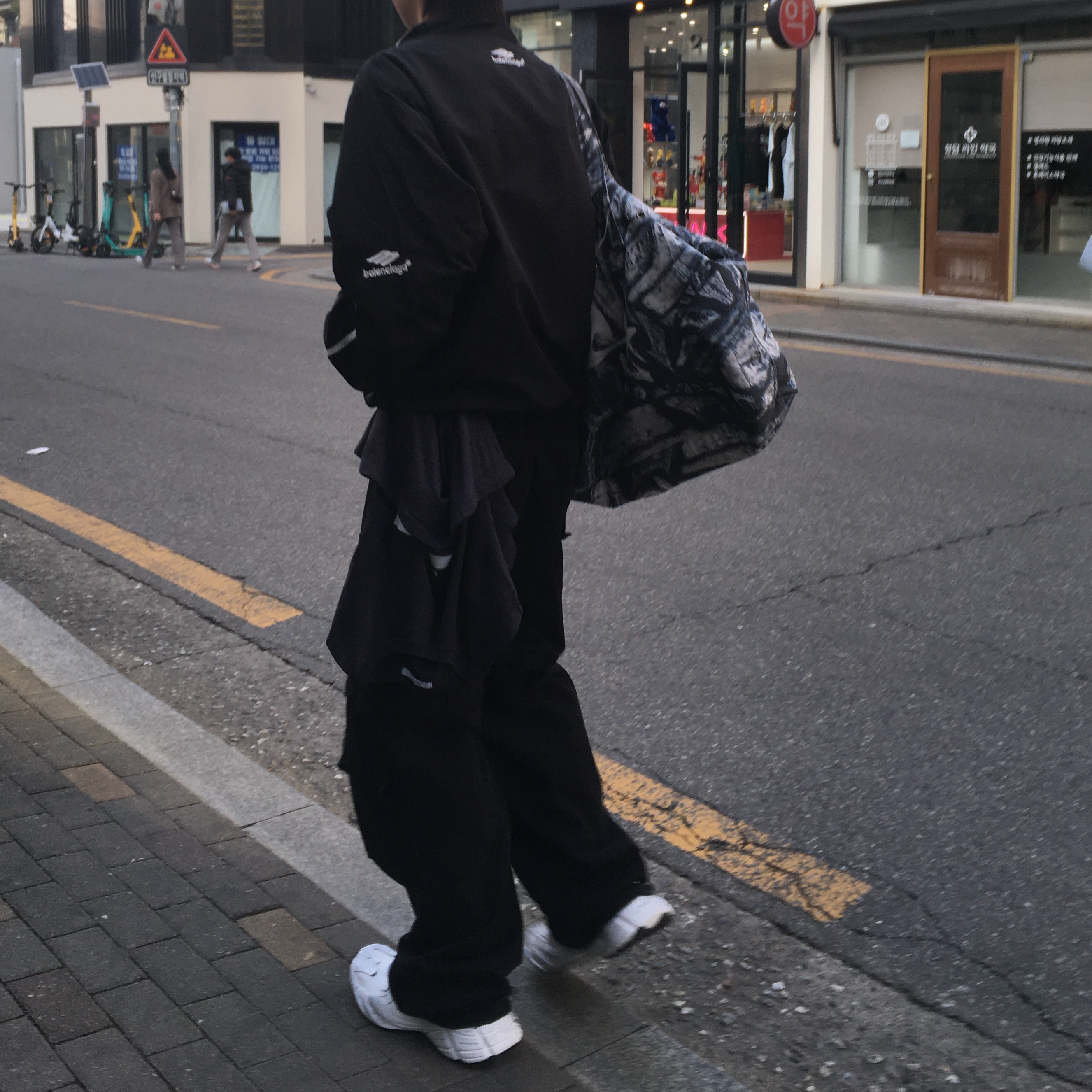 Balenciaga Monday Shoe White Black Grey, Balenciaga 3B Sports Icon Layered Jacket Black 착용 스타일 - 2