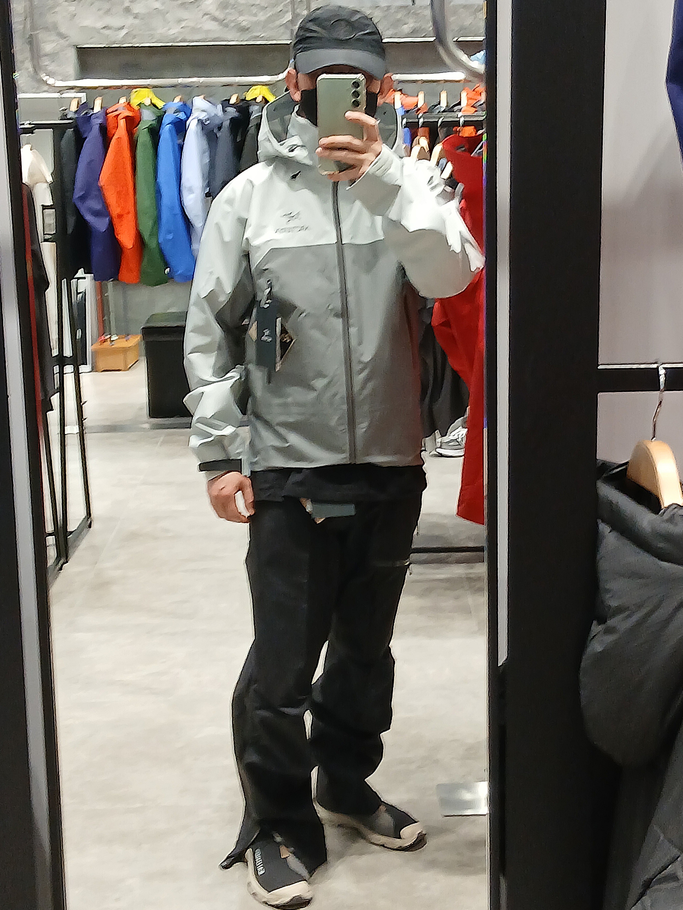 Arc'teryx Beta AR Jacket Solitude Void, Salomon RX Slide 3.0 Black Plum Kitten 착용 스타일 - 9