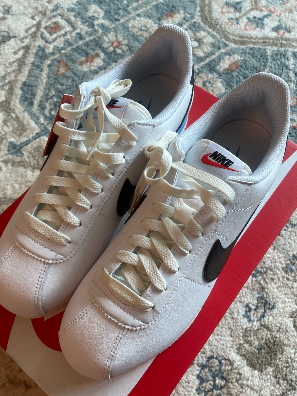 Nike Cortez White and Black 착용 스타일 - 3